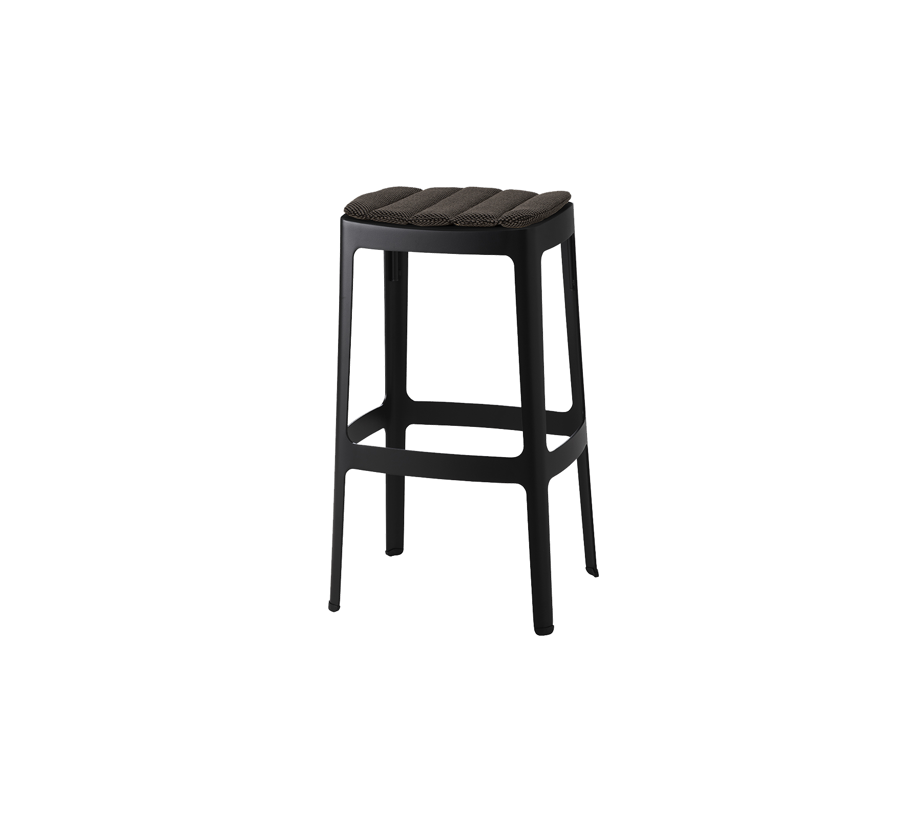 En slank sort barstol med en ribbet sæde og robuste ben, designet til komfort og stil. Ideel til moderne omgivelser.