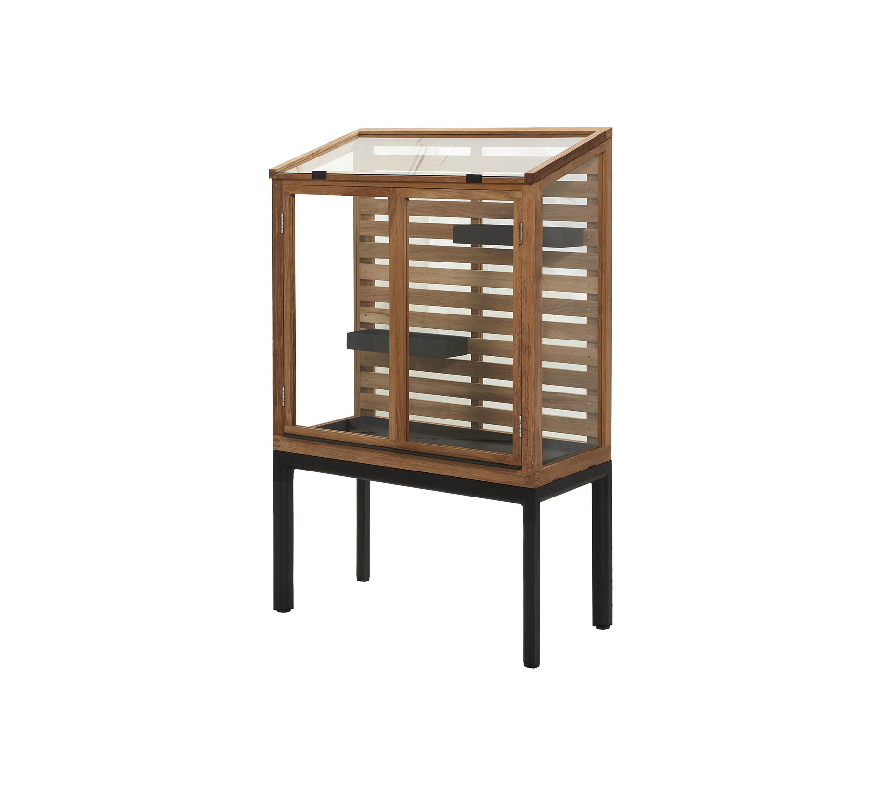 Stilfuld udstillingsskab med en træramme og smalt design samt en glasdør, ideel til at fremvise genstande.