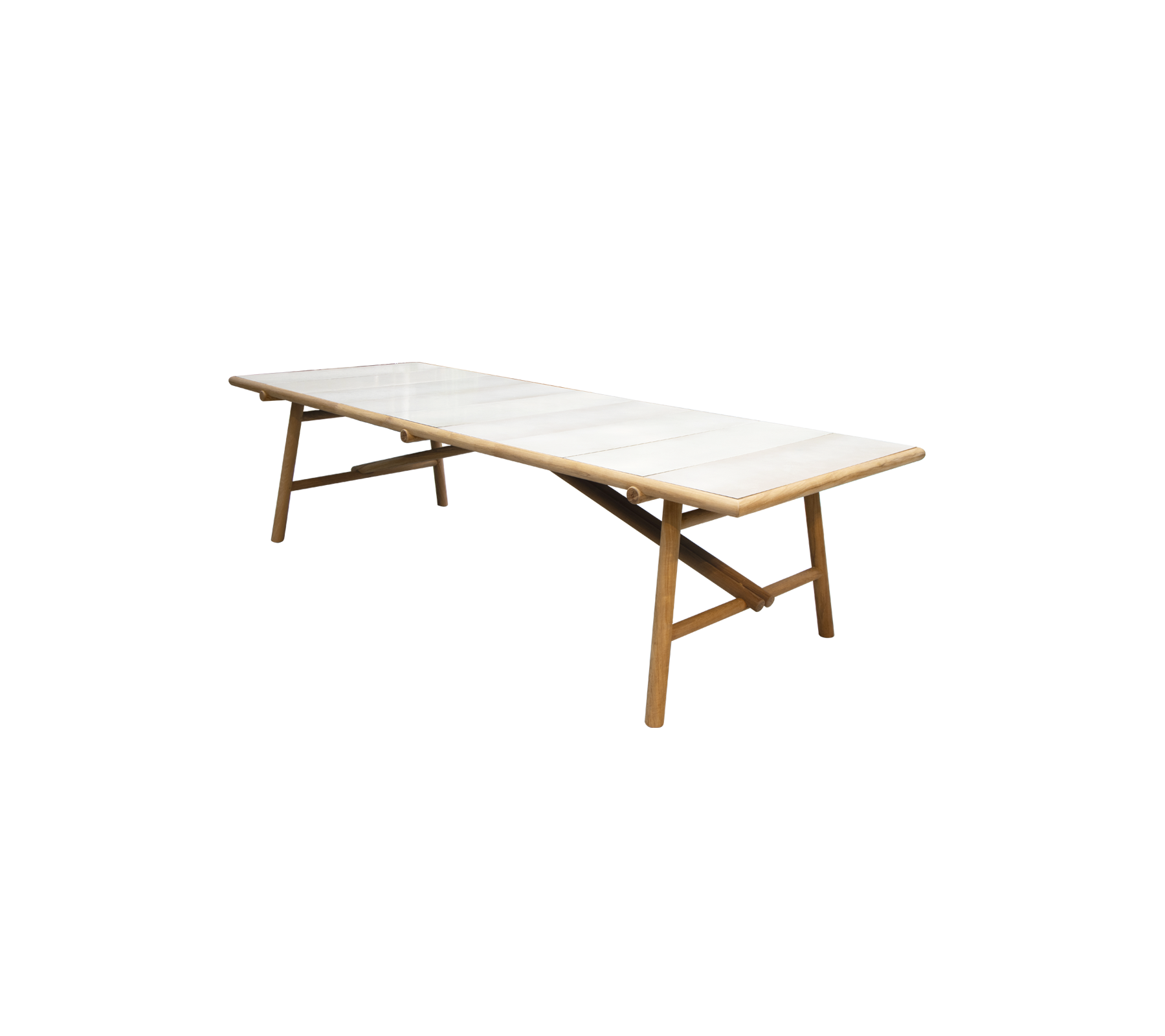 Et langt, elegant bord med en lys farvet top og træben, designet til alsidighed og stil i forskellige omgivelser.