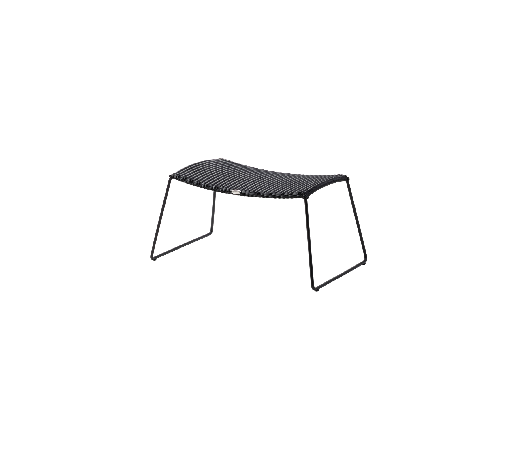Sort siddepiece med en buet overflade og metalramme, designet til komfort og støtte under afslapning.