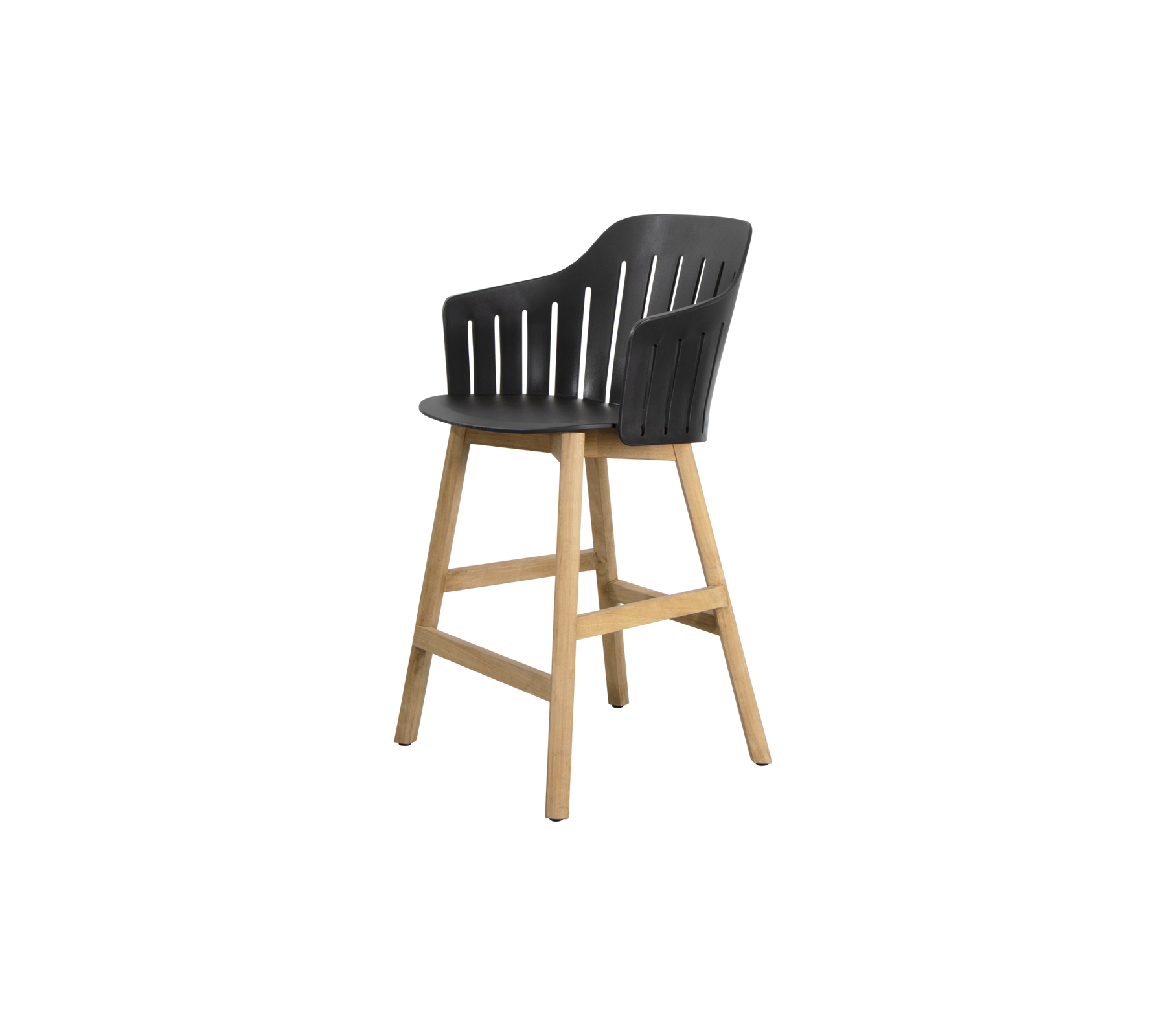 Stilfuld høj stol med en slank sort sæde og ben i naturtræ, der tilbyder en moderne og komfortabel sidde mulighed.