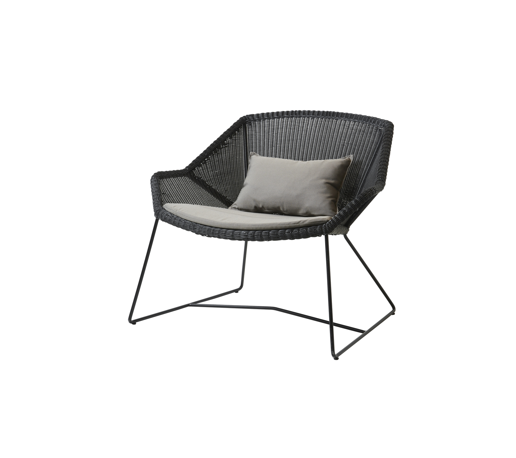 Stilfuld sort stol med et unikt vævet design og en let pude for ekstra komfort. Ideel til afslapning.