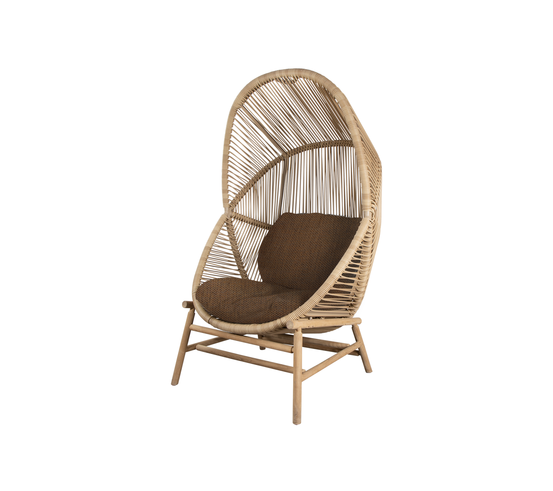 Stilfuld rattan stol med høj buet ryg og blød brun pude, perfekt til afslapning og til at forbedre ethvert rum.