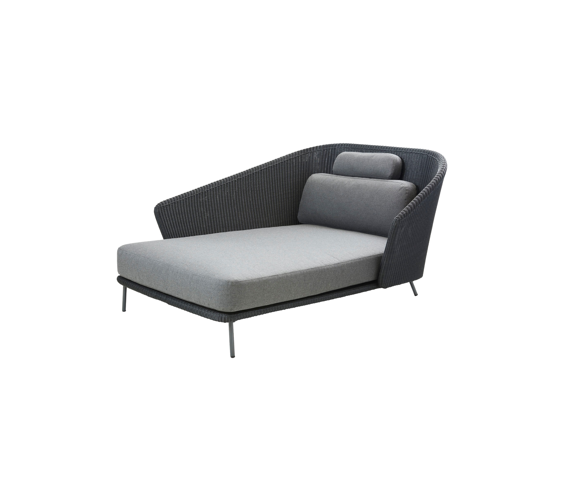 En moderne loungestol med et slankt design, der har en polstret siddemåde og vinkelryg for komfort og stil.