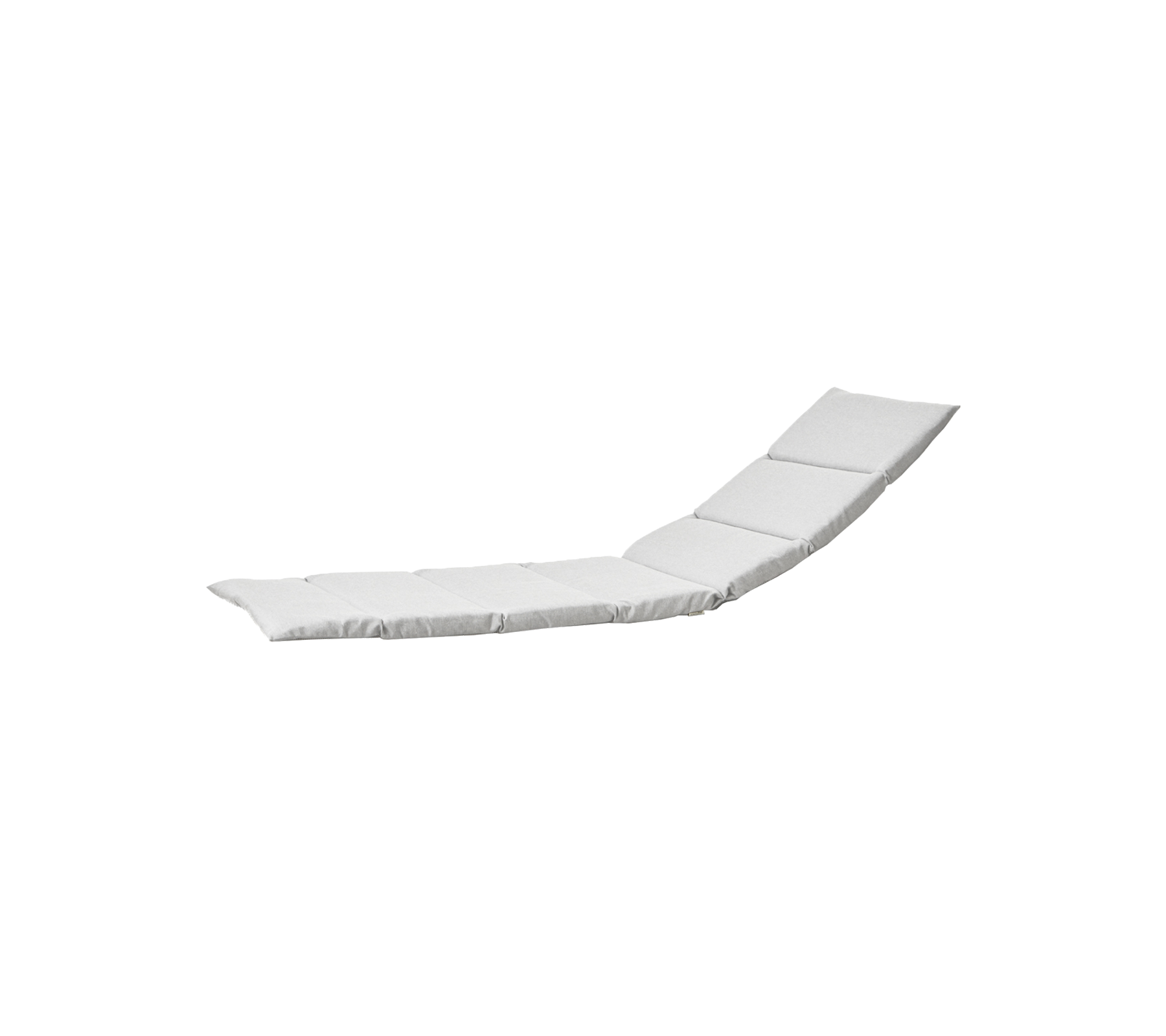 En slank, moderne hvid chaiselong med et buet design og tre segmenterede puder for komfort.