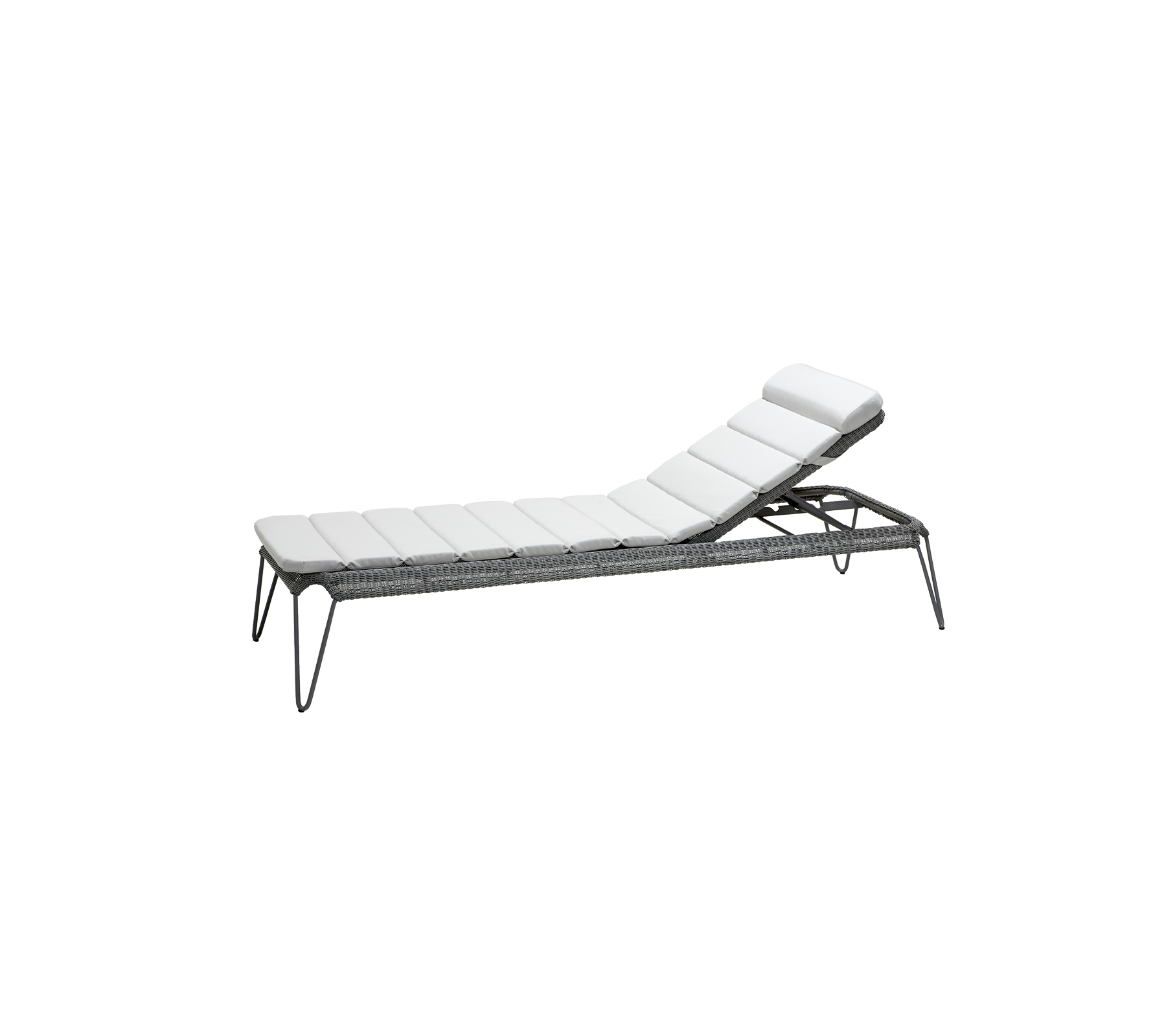 Letvægt, justerbar liggestol med et slankt design og komfortable hvide puder, perfekt til afslapning og solbadning.