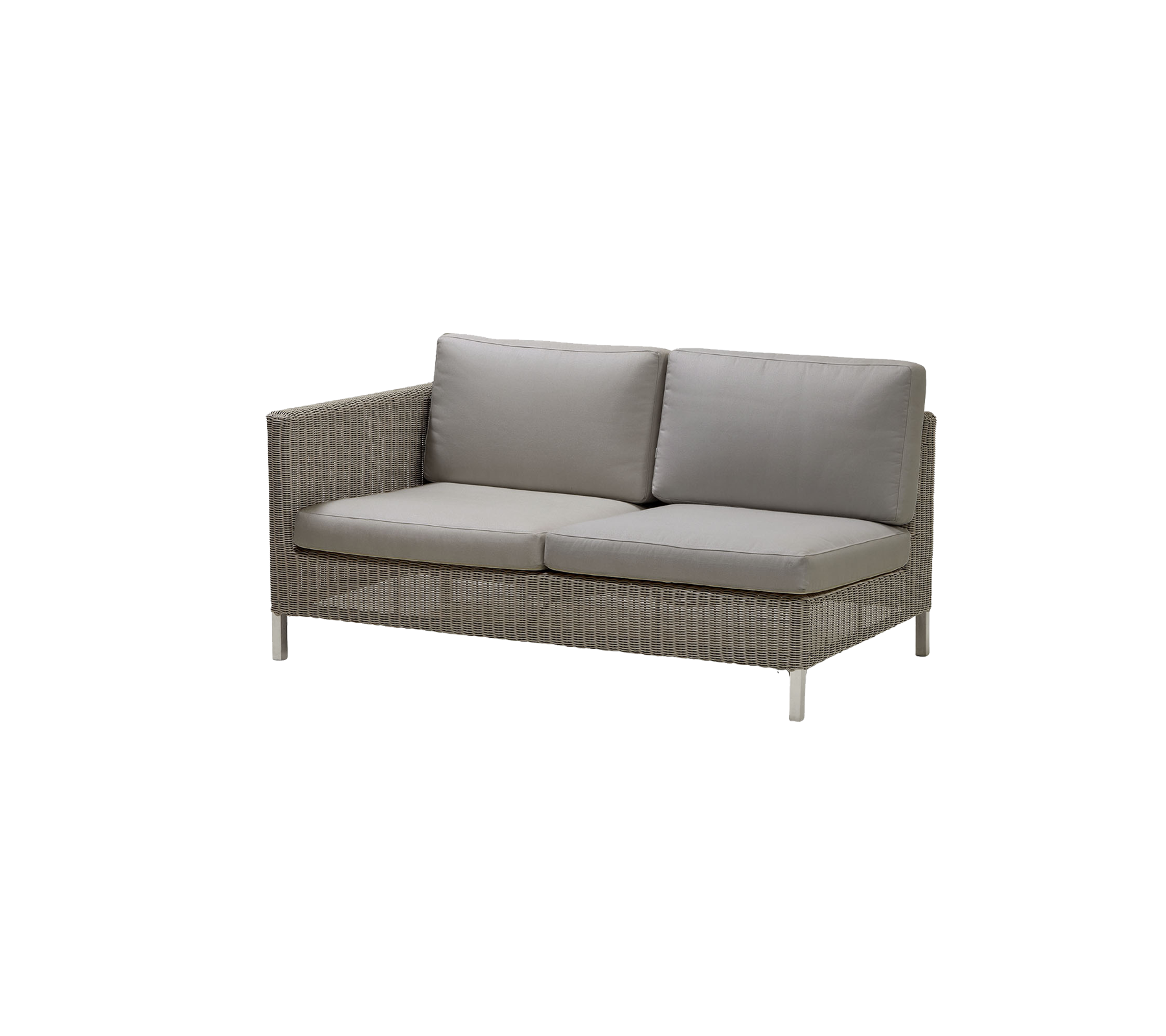 Stilfuld sofa med en vævet ramme og bløde grå puder, der tilbyder komfort og moderne design til siddearrangementer.