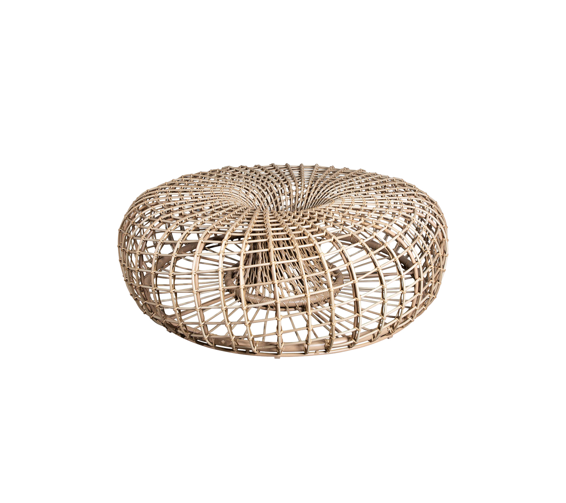 Rund vævet pouf i naturlige fibre med et tekstureret design, perfekt som et alsidigt accentstykke til ethvert rum.
