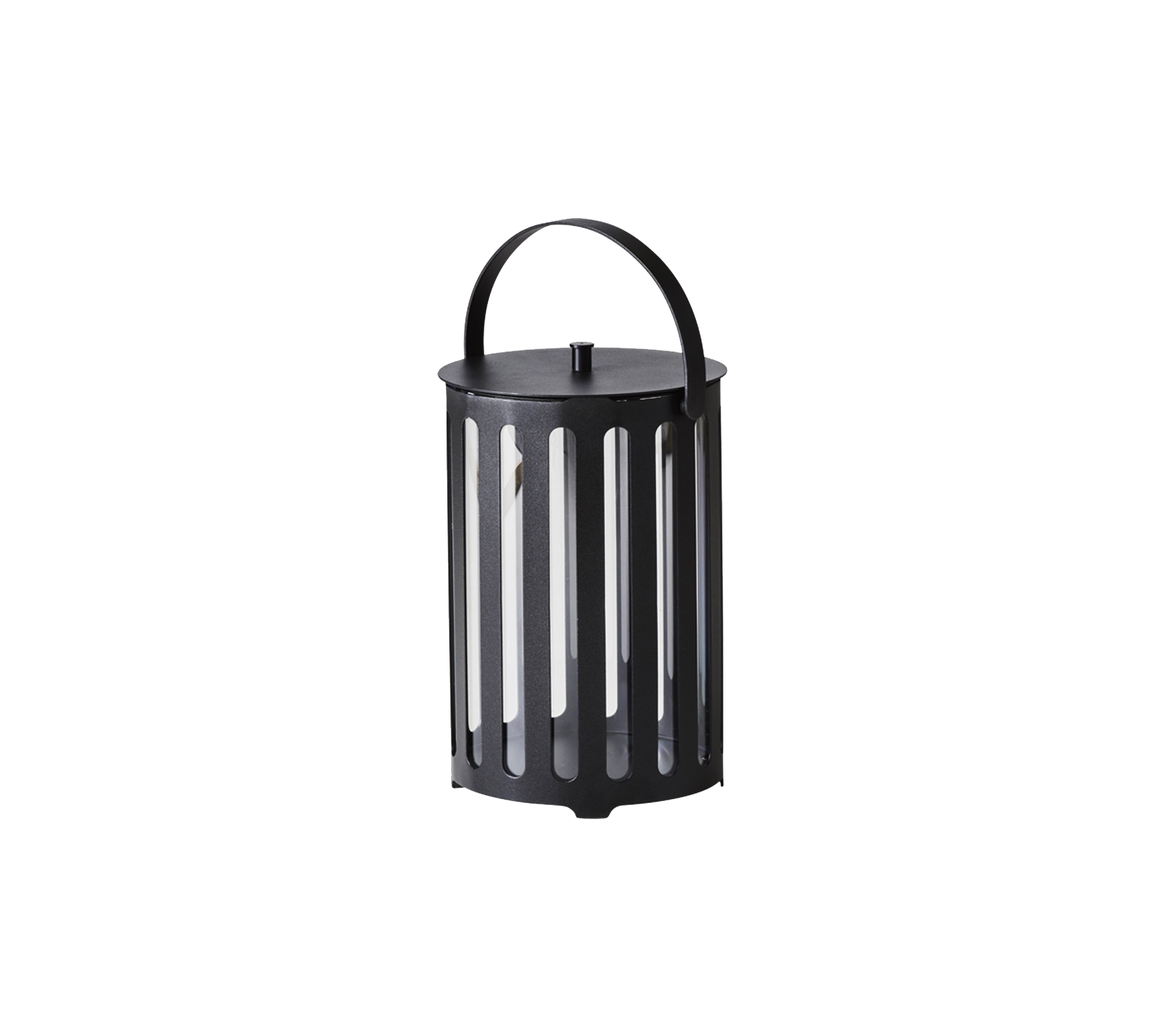 Sort lanterne med cylindrisk design og lodrette slidsser samt håndtag for nem transport. Velegnet til dekorativ belysning.