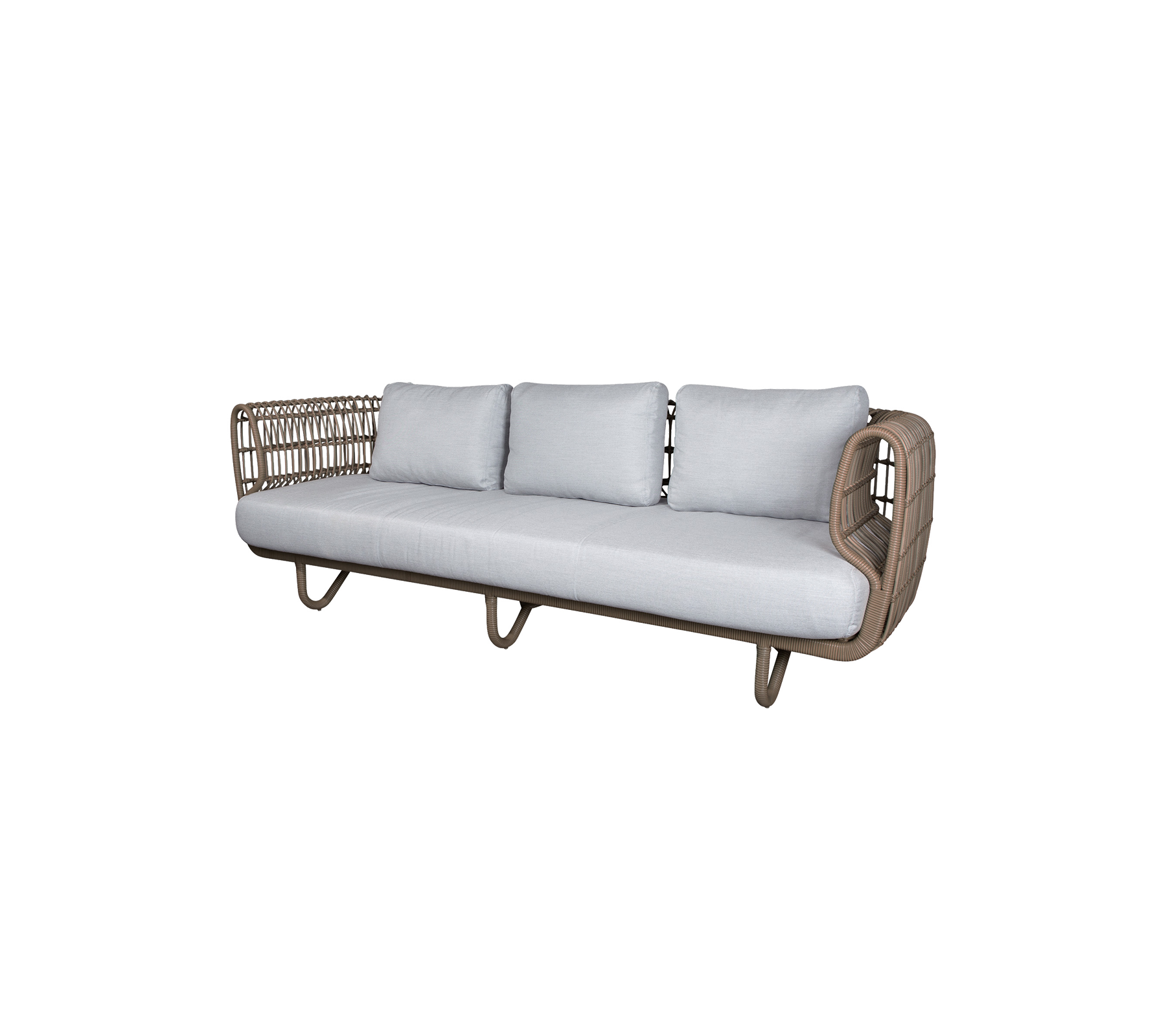 Tre-personers sofa med en vævet ramme og lysegrå puder, der tilbyder en moderne og komfortabel siddeplads.