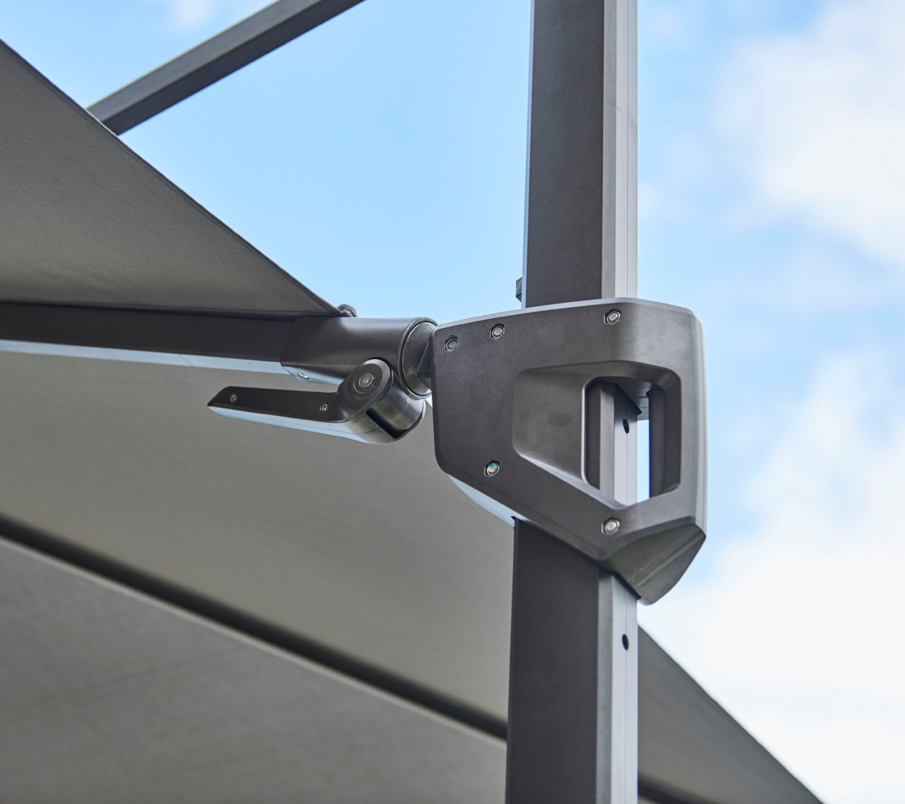 Justerbart hardwarebeslag til en skygge struktur, der fremviser et slankt metal design og funktionel mekanik.