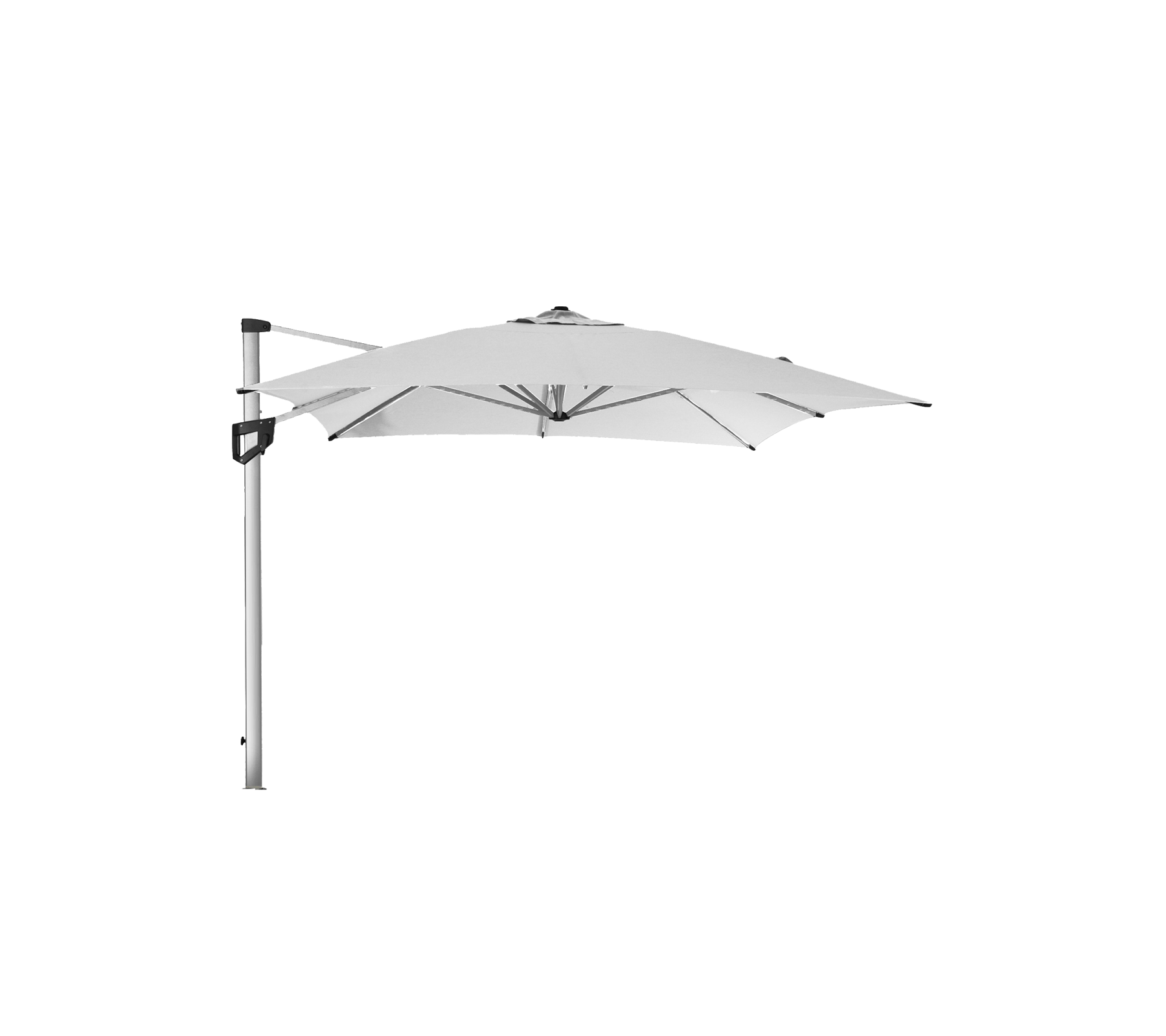 En slank, hvid cantilever parasol med en robust sølvstang, der giver skygge og stil til udendørs omgivelser.