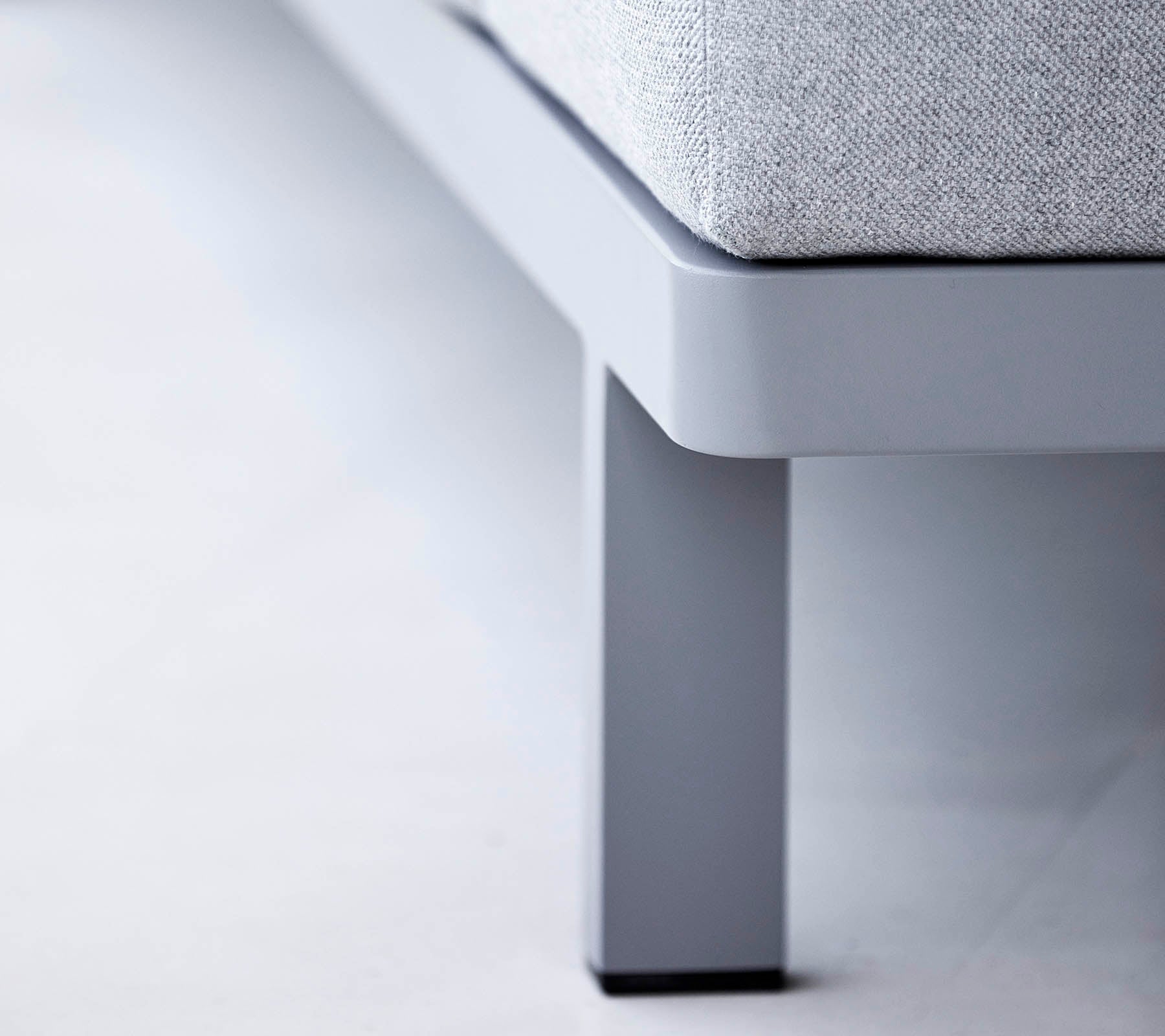 Moderne møbelben i et elegant design, med en glat overflade og minimalistisk stil, der komplementerer moderne æstetik.