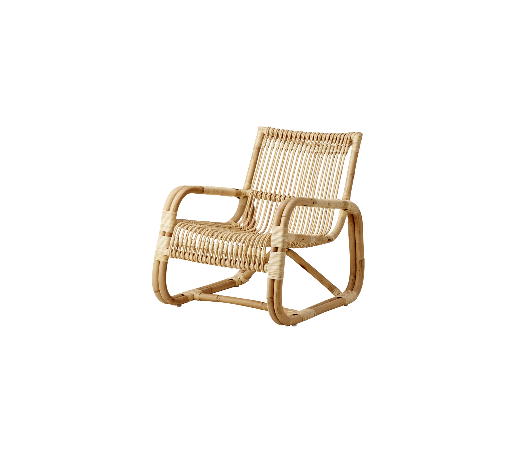 Stilrent rattan stol med et moderne design, der har et vævet sæde og ryglæn samt en robust ramme for komfort og støtte.