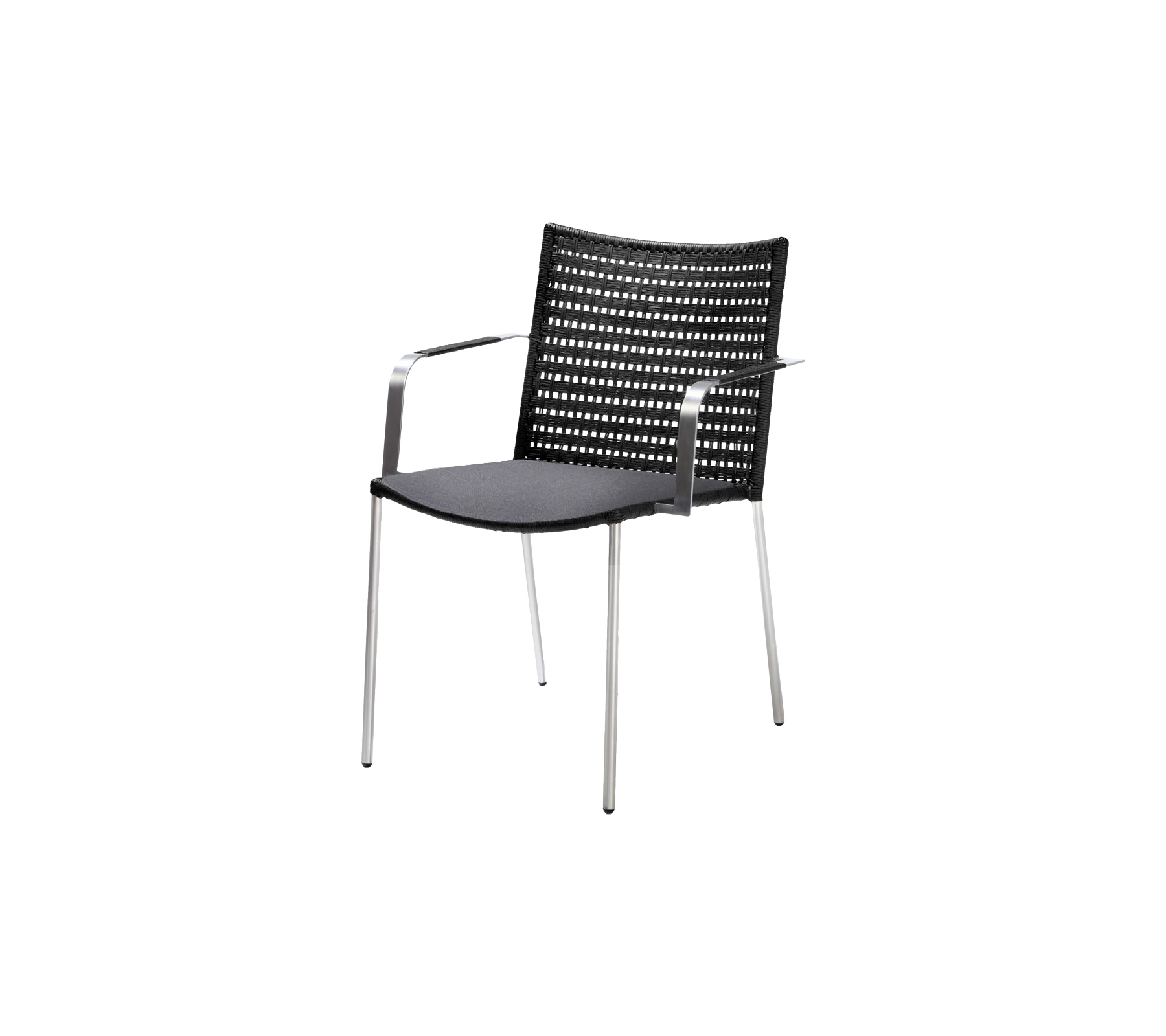 Stilfuld sort stol med en flettet ryg og sæde, der har slanke metalben for et moderne udseende.