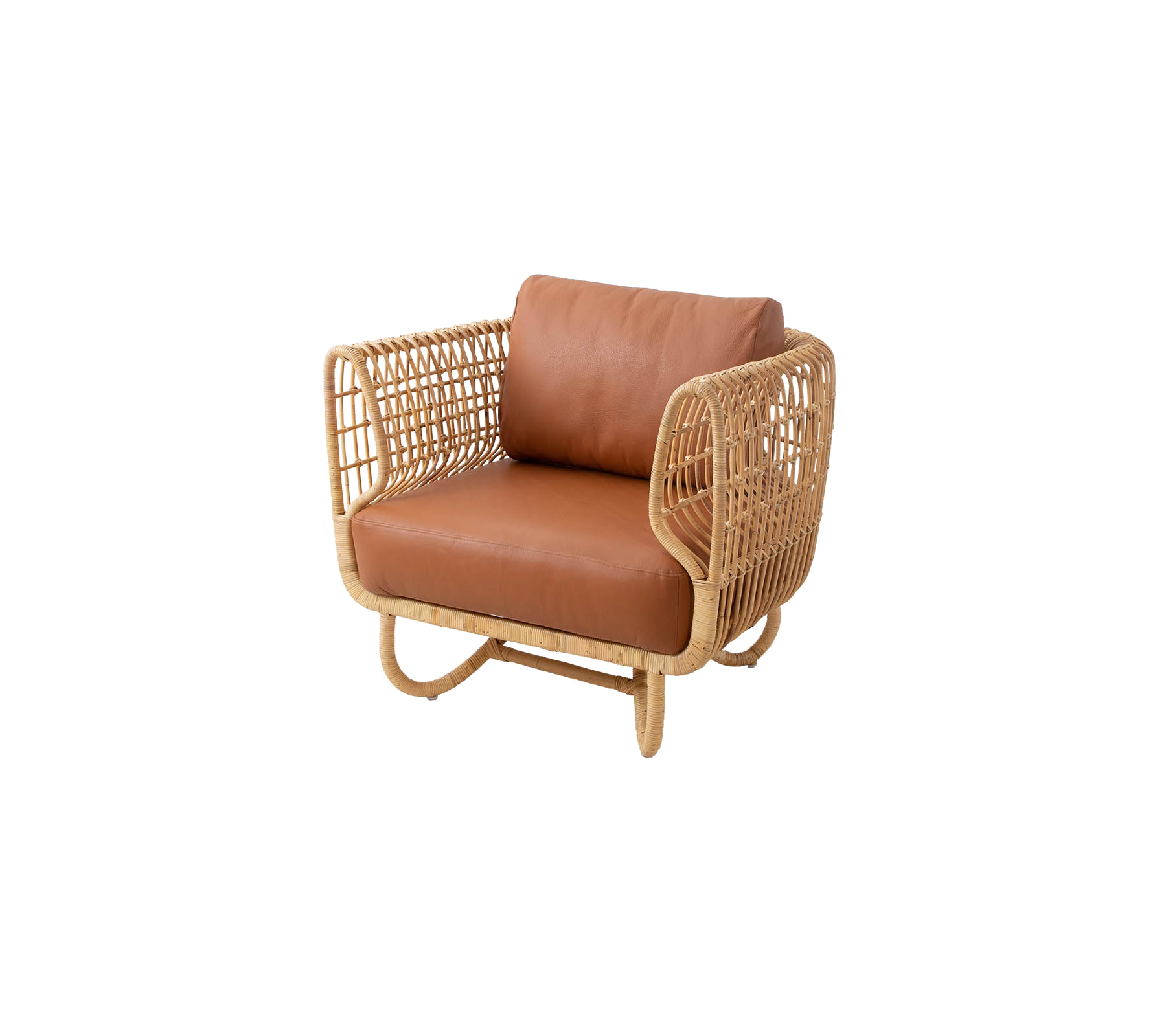 Stilfuld lænestol med rattanramme og brunt læderpude, der kombinerer komfort og moderne designelementer.