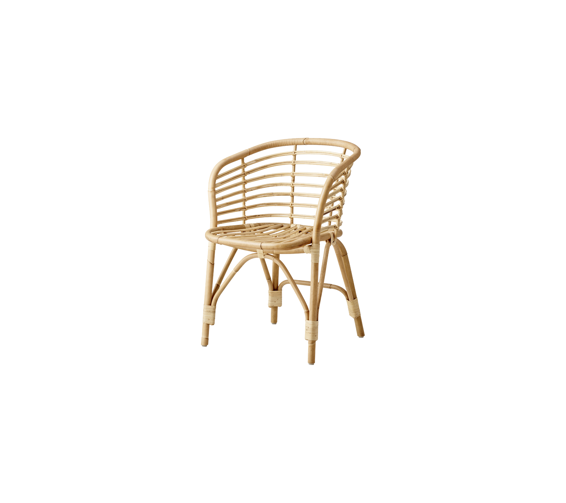 Naturlig rattan lænestol med en buet design og vævede mønstre, der viser et let, luftigt udseende velegnet til forskellige omgivelser.