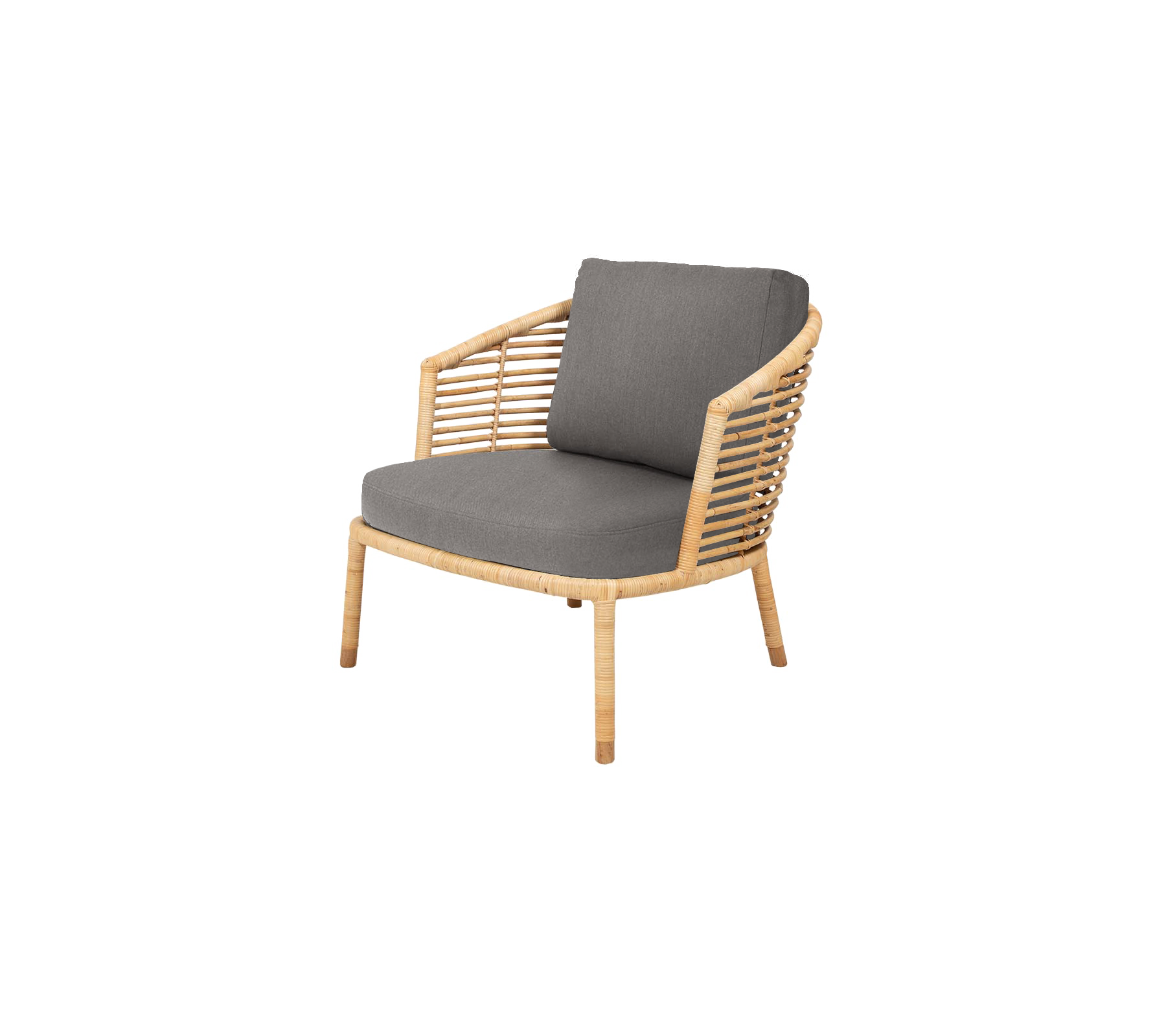 Moderne stol med en ramme af naturligt træ og grå polstrede puder, med en stilfuld ribbe-ryglæn for ekstra elegance.