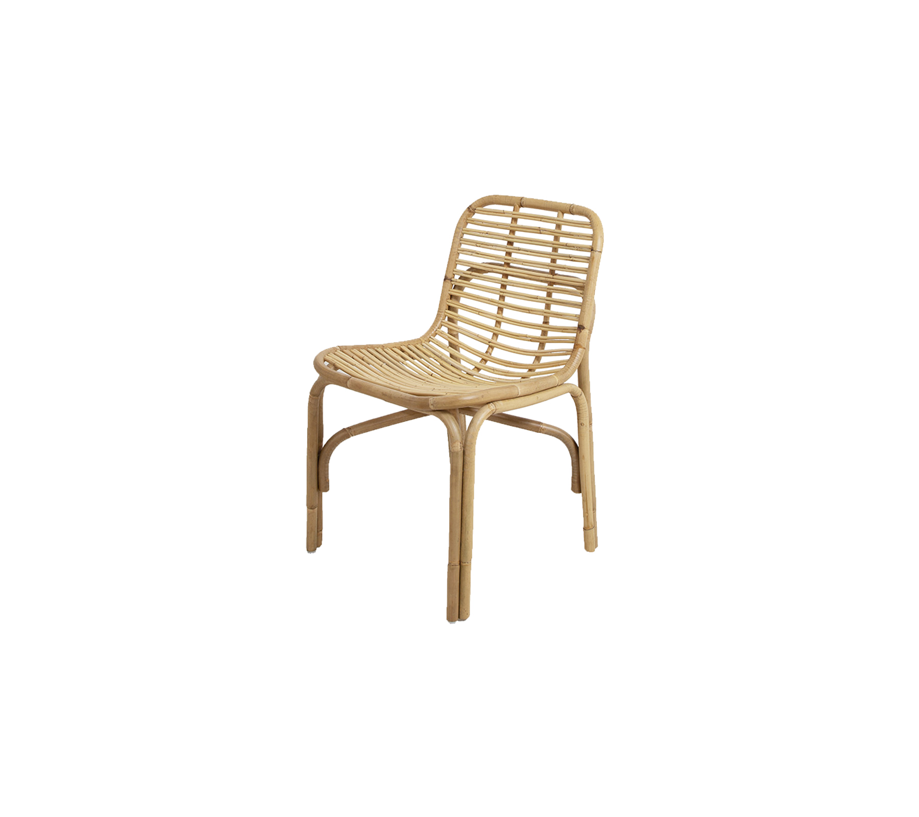 Naturlig vævet stol med et minimalistisk design, der har en buet ryg og kraftige ben, perfekt til alsidig siddeplads.