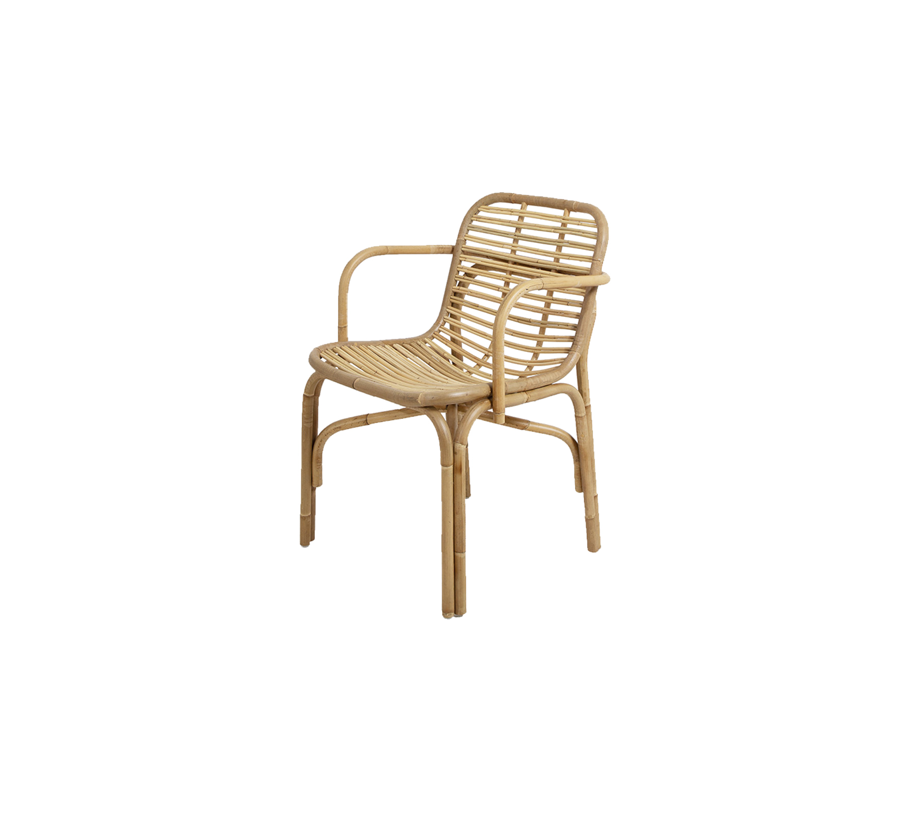 En stilfuld stol lavet af vævet materiale med et let design og arme, perfekt til at tilføre et naturligt præg i ethvert rum.