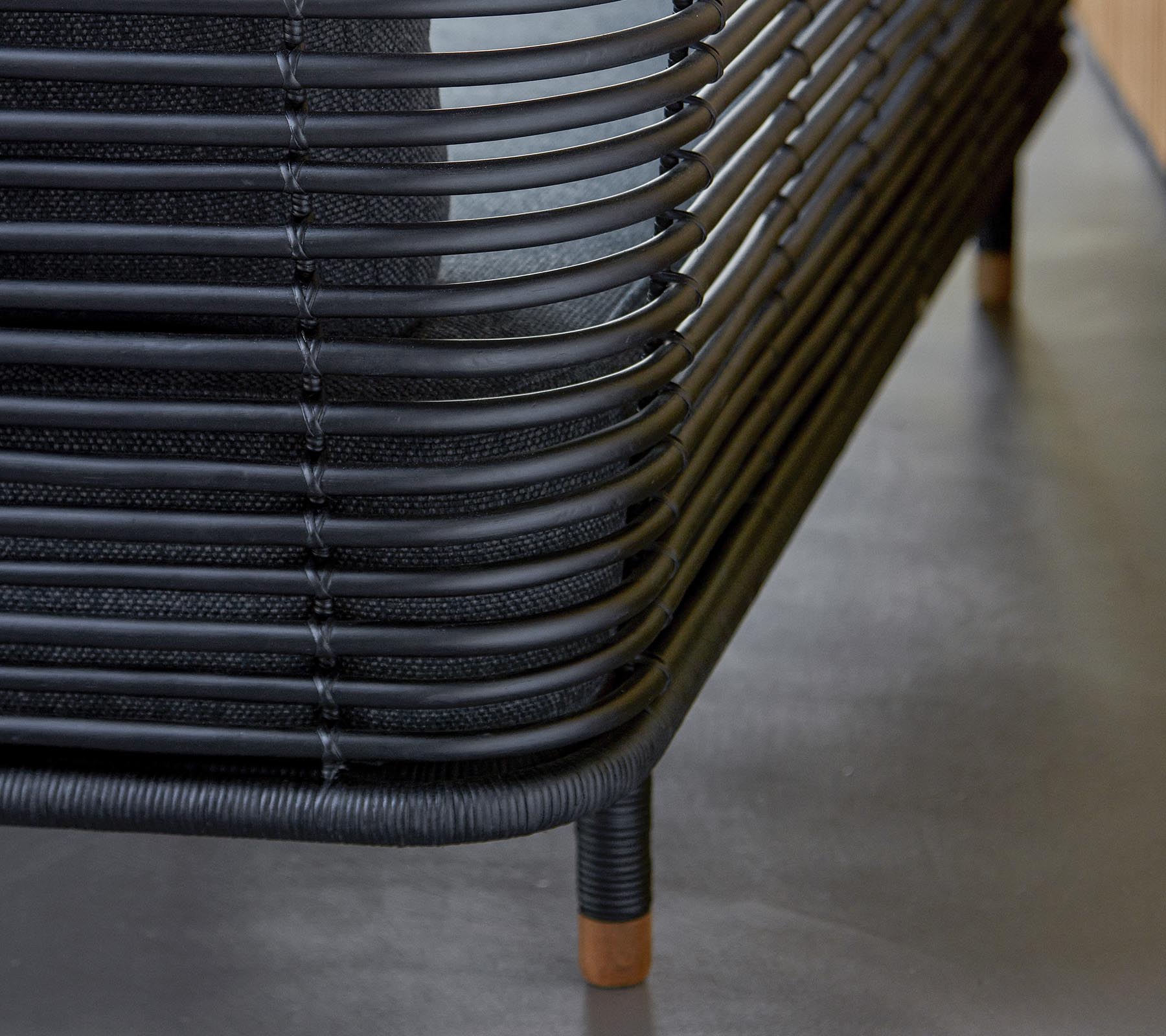 Stilfuld sort vævet møbler med buede linjer og træaccentuer, der fremhæver en moderne design æstetik. En perfekt tilføjelse til ethvert rum.