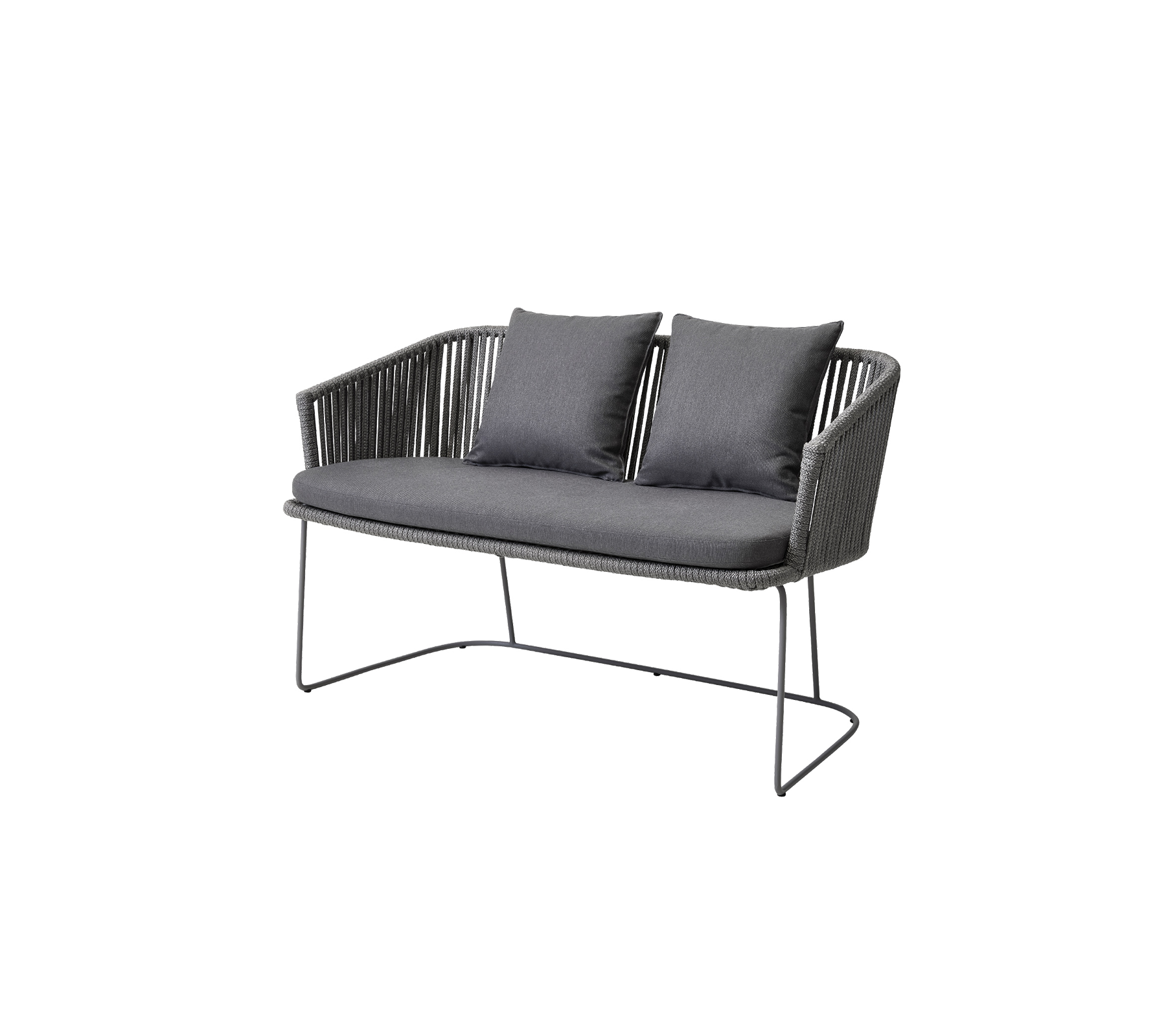 To-personers sofa med et strømlinet design, der har et vævet sæde og bløde puder i en mørk farveskala.