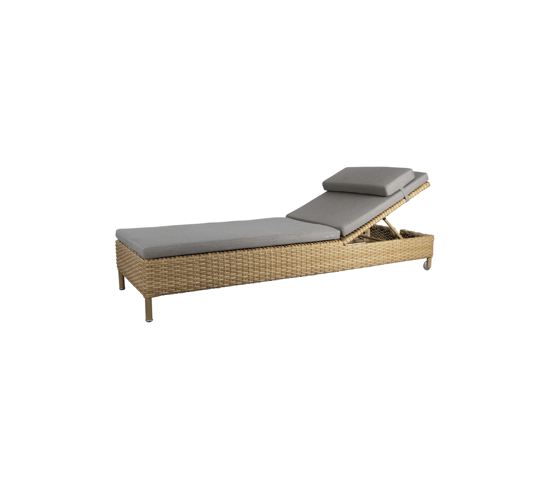 En stilfuld loungestol med et strømlinet design, en grå pude og en vævet ramme, ideel til afslapning.
