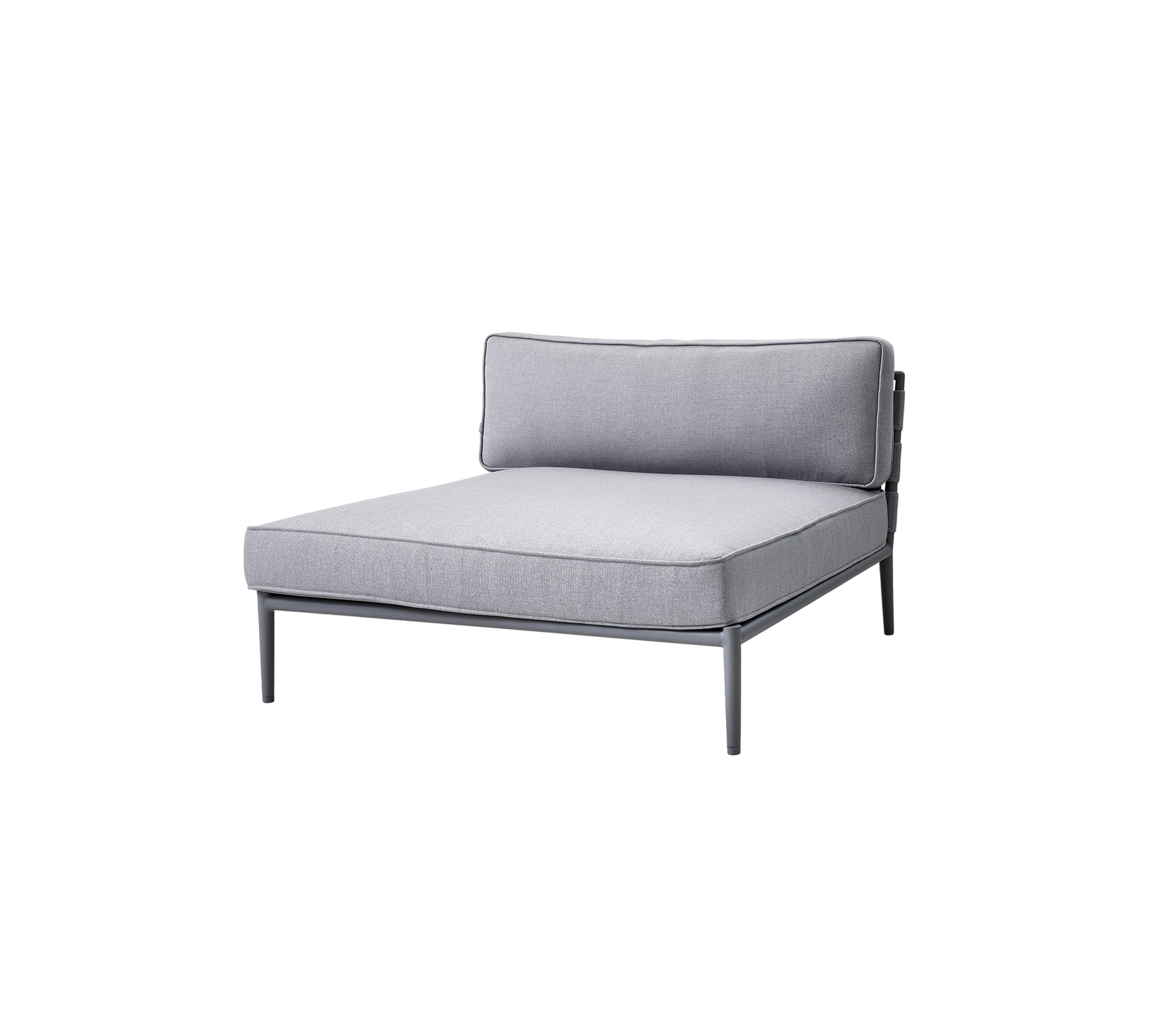 Grå polstret loungestol med minimalistisk design og en slank metalramme, der har en rygstøtte og et rummeligt siddeområde.