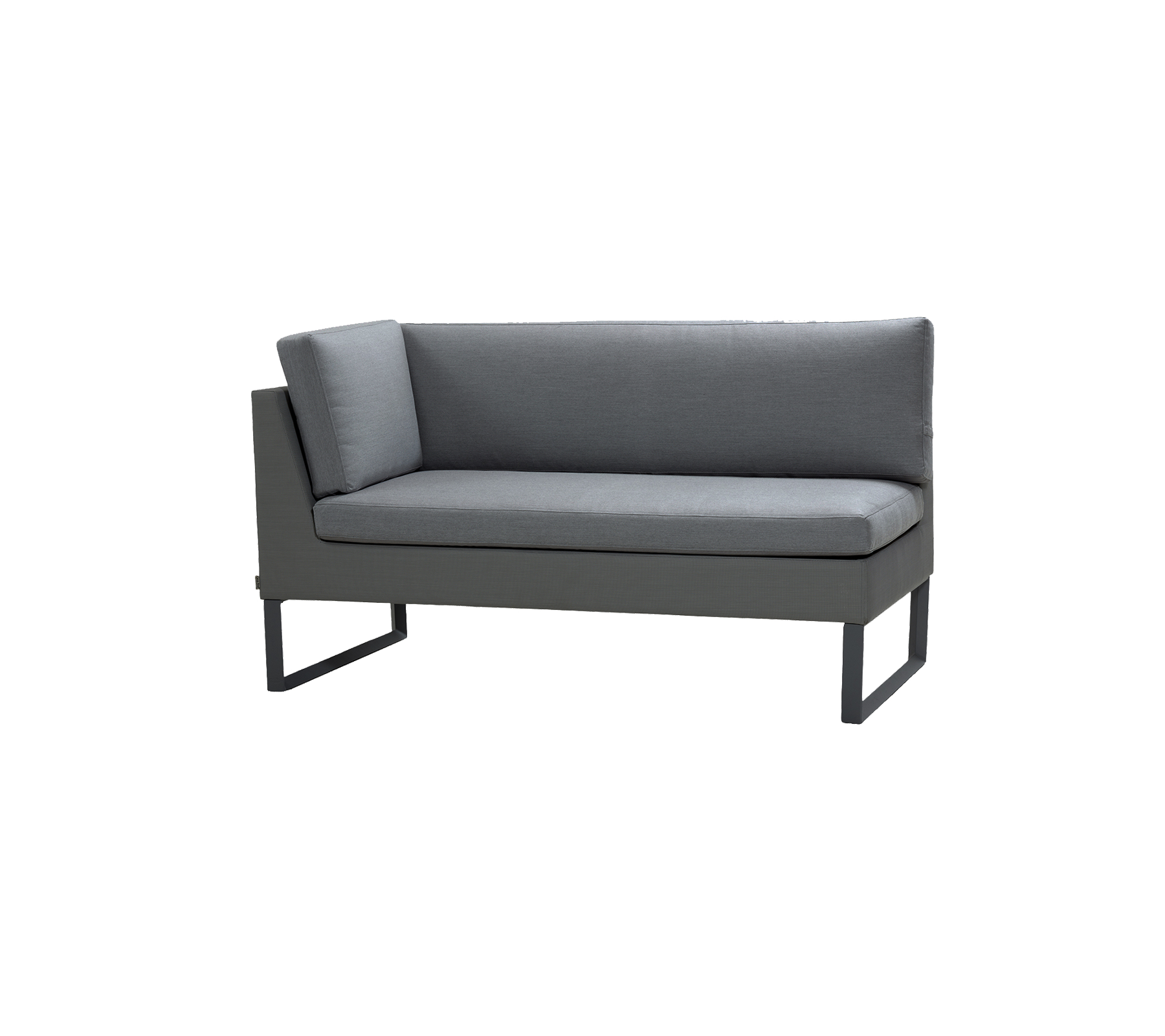 Grå to-personers sofa med enkle linjer og et moderne design, der har polstrede sæder og en slank metalramme.