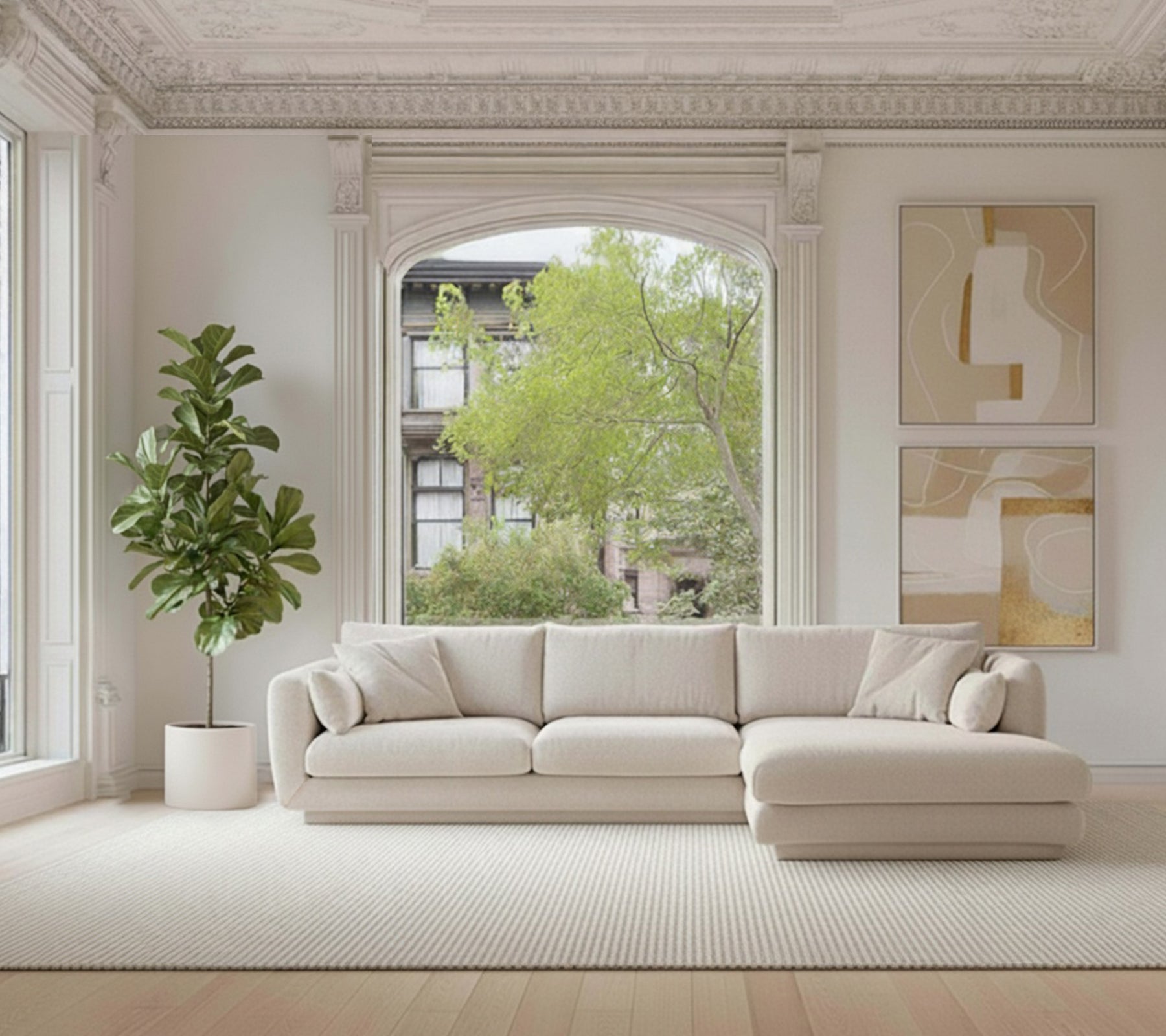 Beige sektionel sofa med en grøn plante og hvidt tæppe i en moderne loungeindretning.