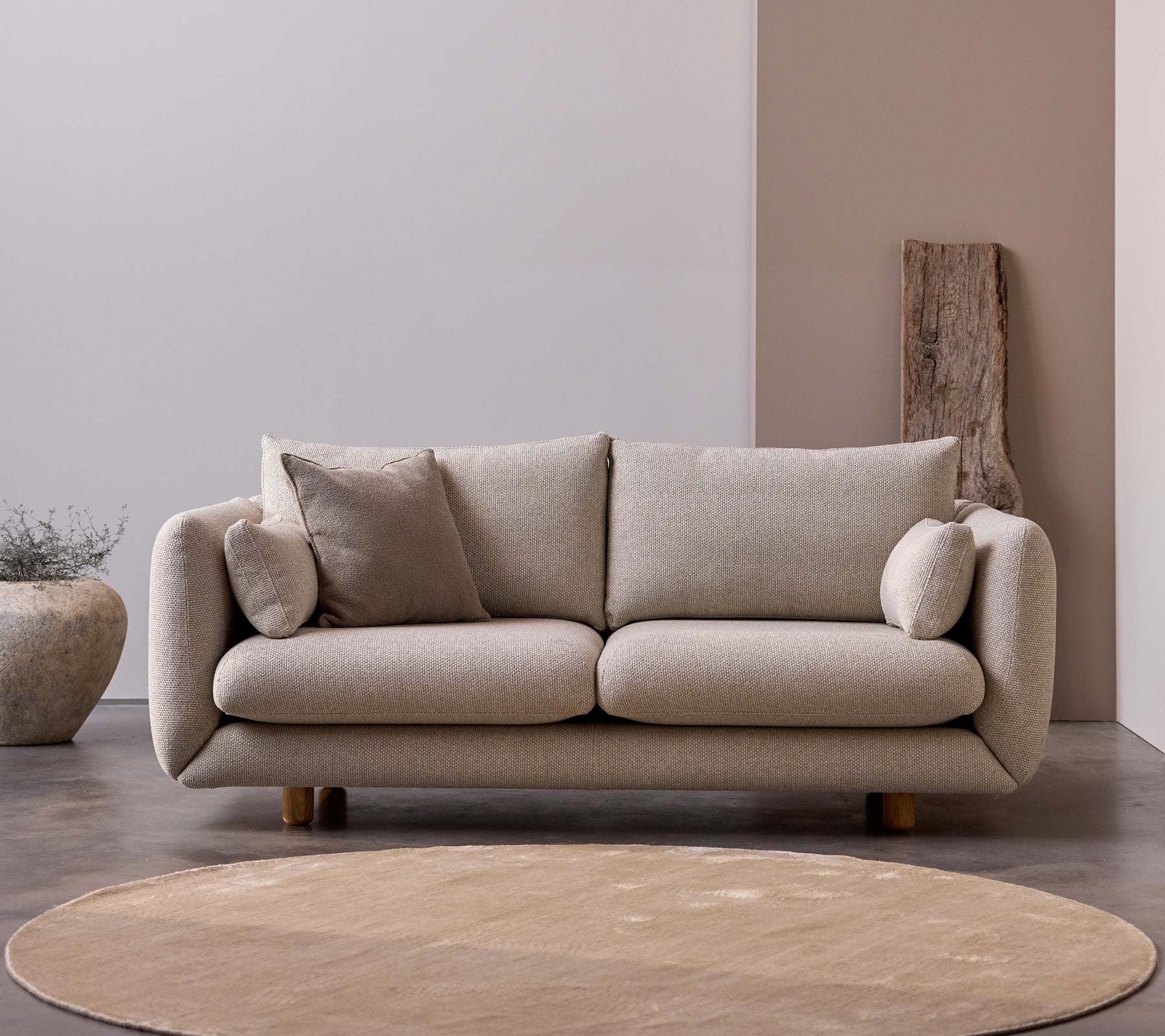 Bloom 2-personers sofa med teakben i farven Desert Sand, med bløde puder og et enkelt, minimalistisk design.
