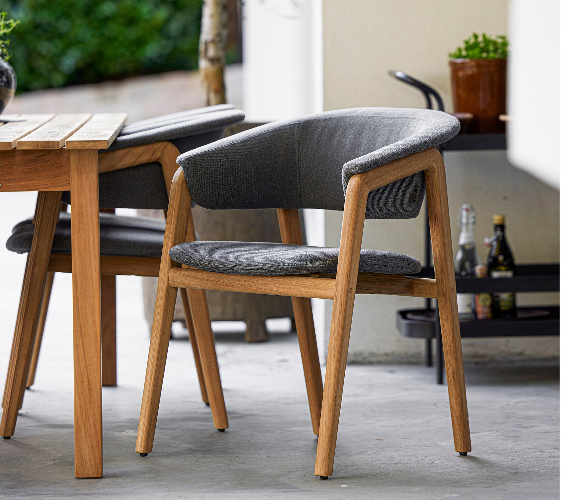 Elegant stol med træramme og grå polstring, designet for komfort og elegance, perfekt til moderne indretning.