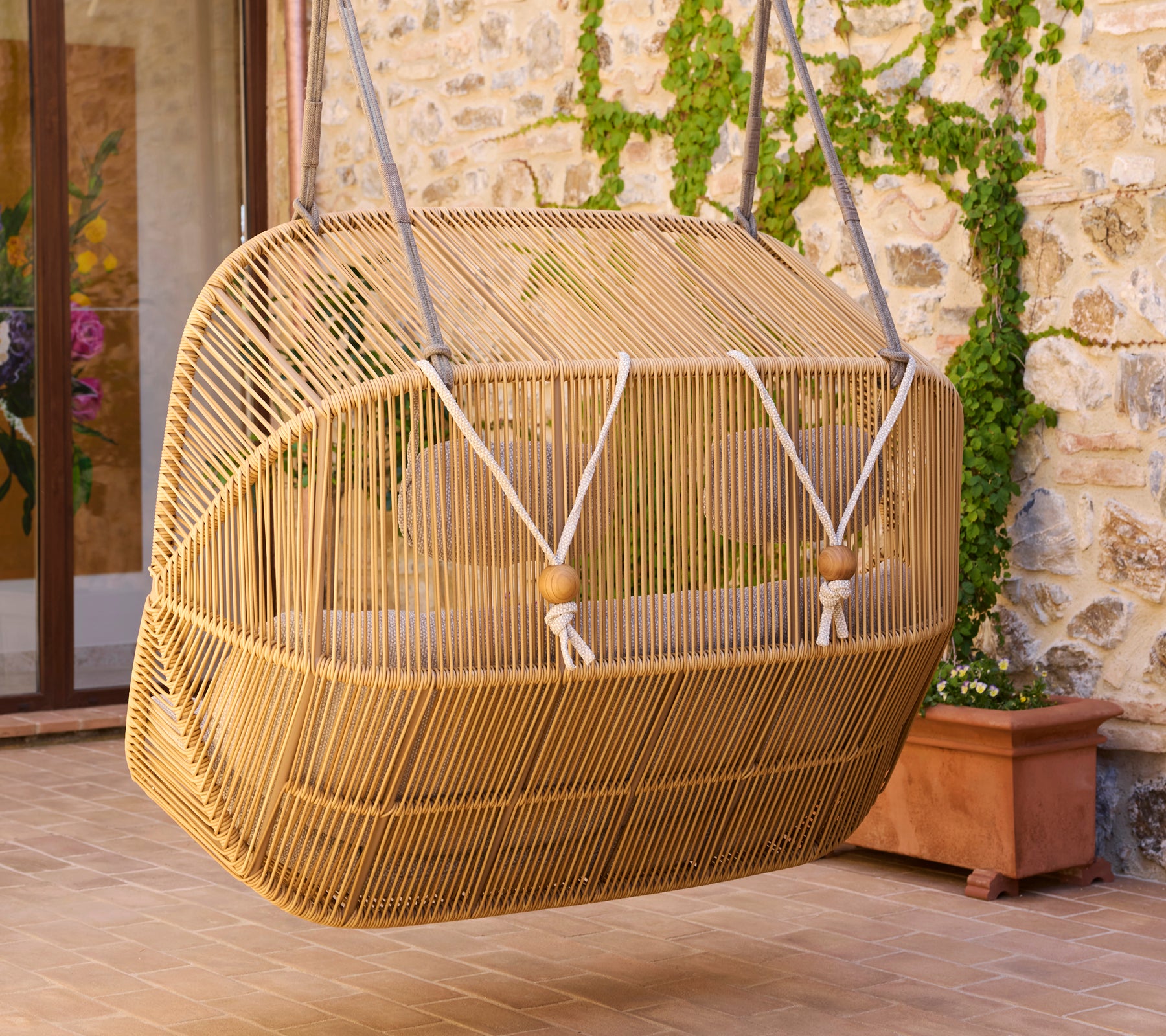 Bagfra af en Hive-sofa, der har et unikt vævet design med en robust ophængningsmekanisme og naturlig finish.