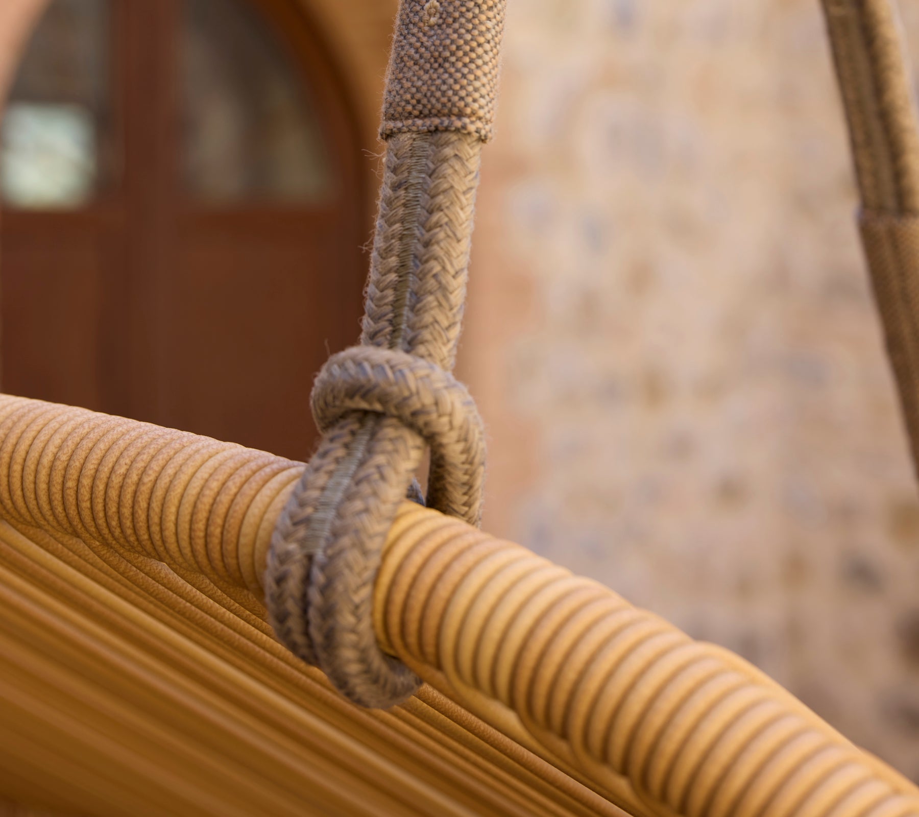 Nærbillede af en rebknude på en moderne Hive-sofa, der fremhæver dens vævede tekstur og designoplysninger.
