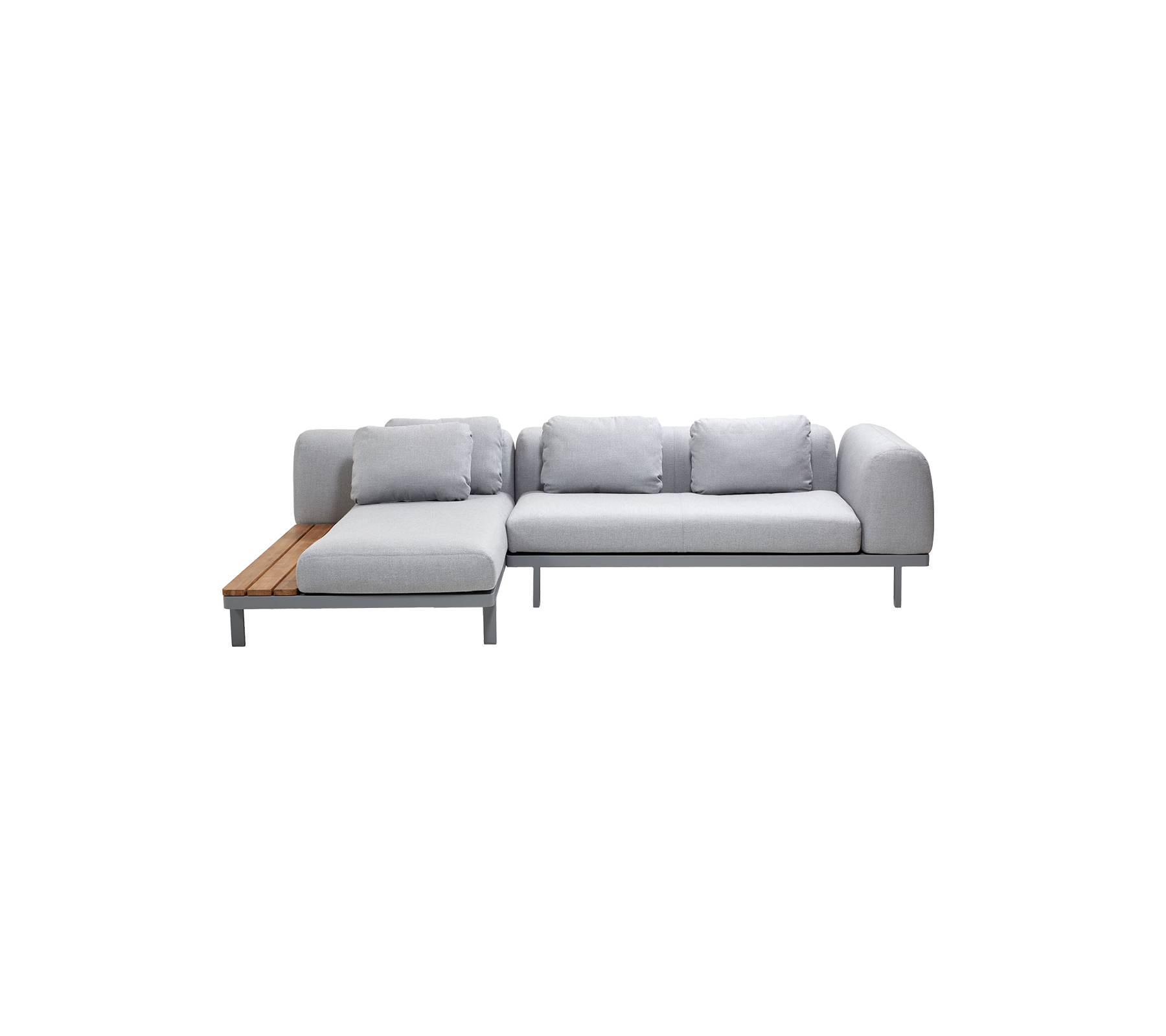 Lys grå sektionel sofa med bløde puder og en træarm støtte på den ene side, der tilbyder moderne og komfortable siddepladser.