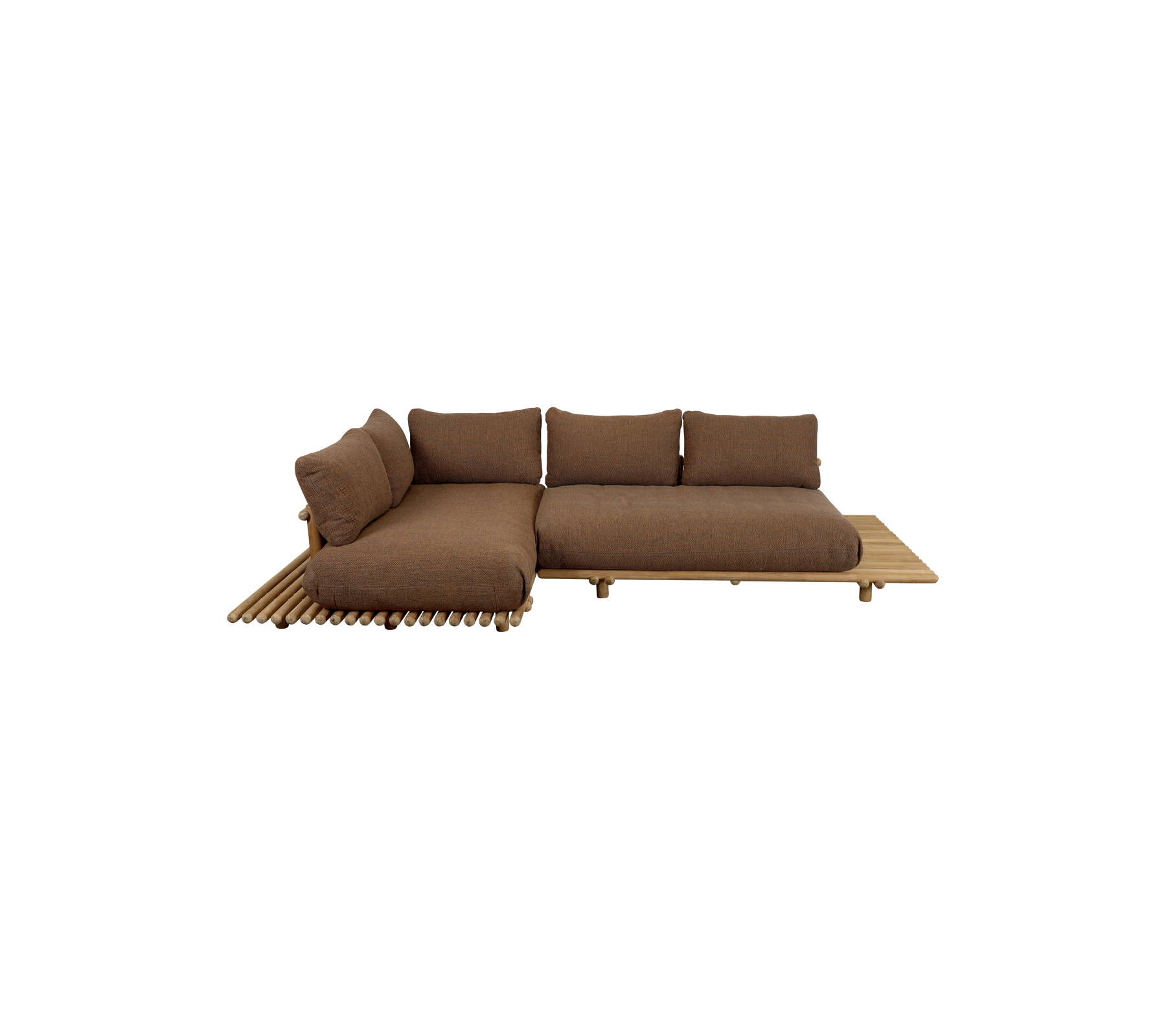 Moderne sektionel sofa med en dyb brun stof og træbund, der har bløde puder for komfort og stilfuldt design.