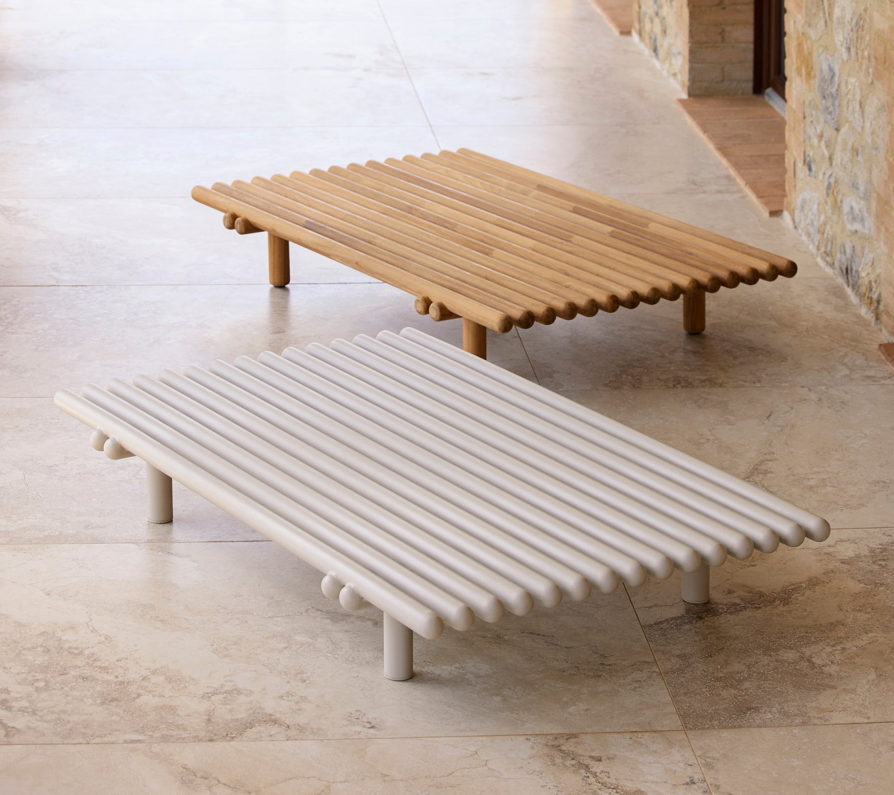 To moderne stænger platform kaffeborde i naturligt træ og hvid finish, der viser et slankt, minimalistisk design.