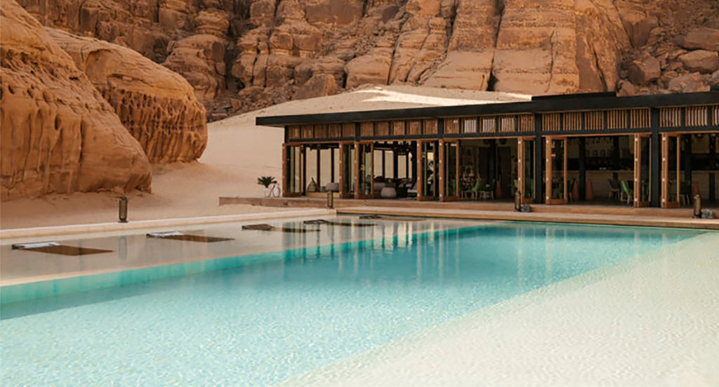Habitas Alula pool udsigt med placering i midten af ørkenen i AlUla regionen i Saudi Arabien