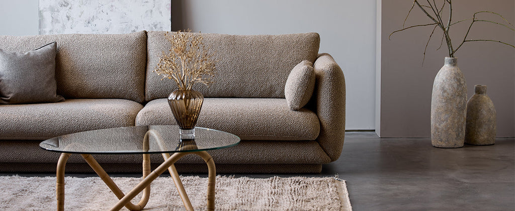 Coverbillede af Bloom 3-personers sofa i Kimi-Flair stof i farven Taupe med Wave sofabord foran