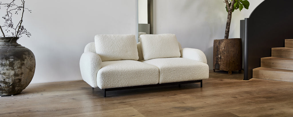 Moderne hvid sofa i en nutidig loungeindstilling.