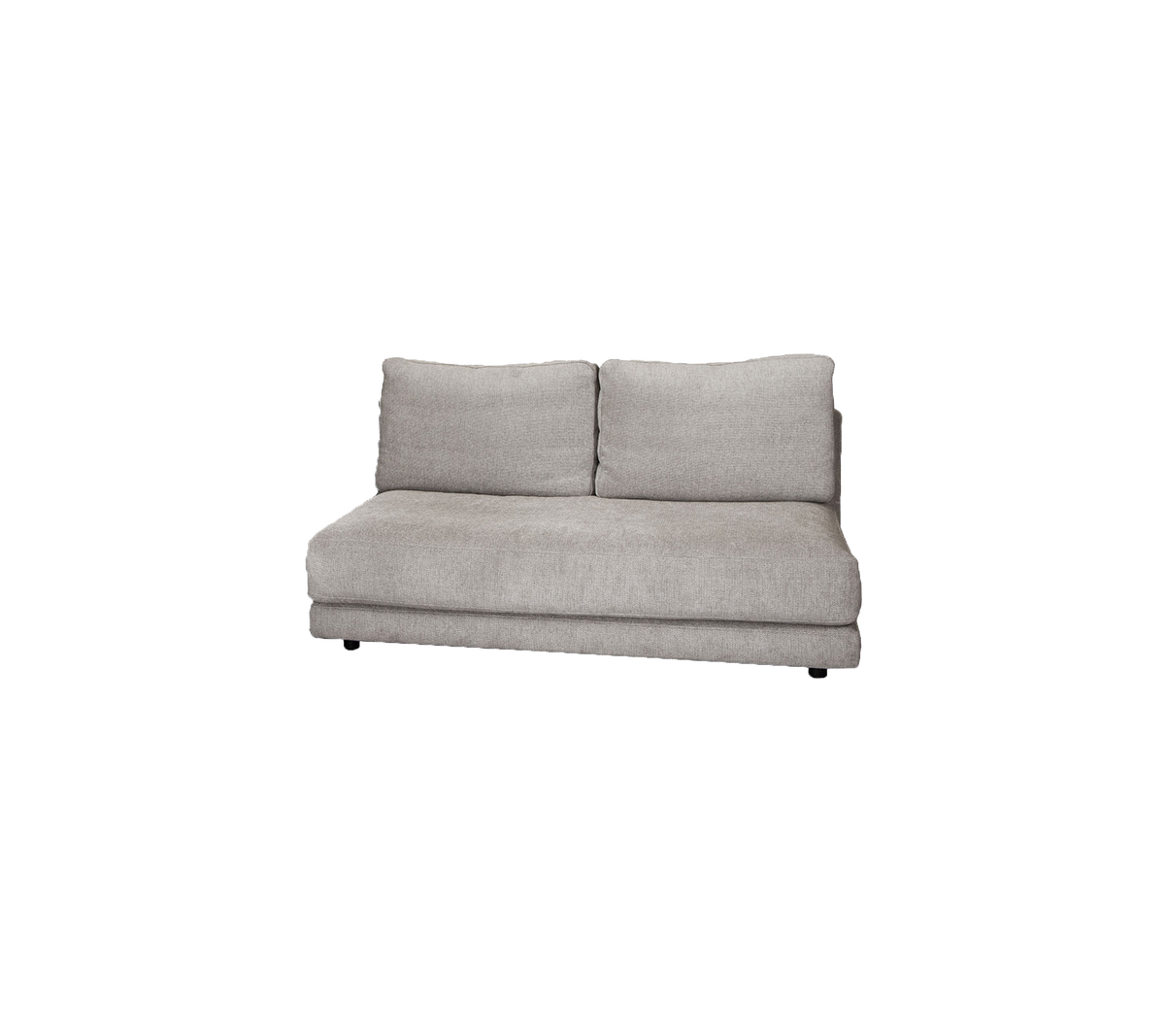 Lys grå polstret sofa med to nakkepuder, designet til komfort og en moderne æstetik. Ideel til hyggelige siddearrangementer.