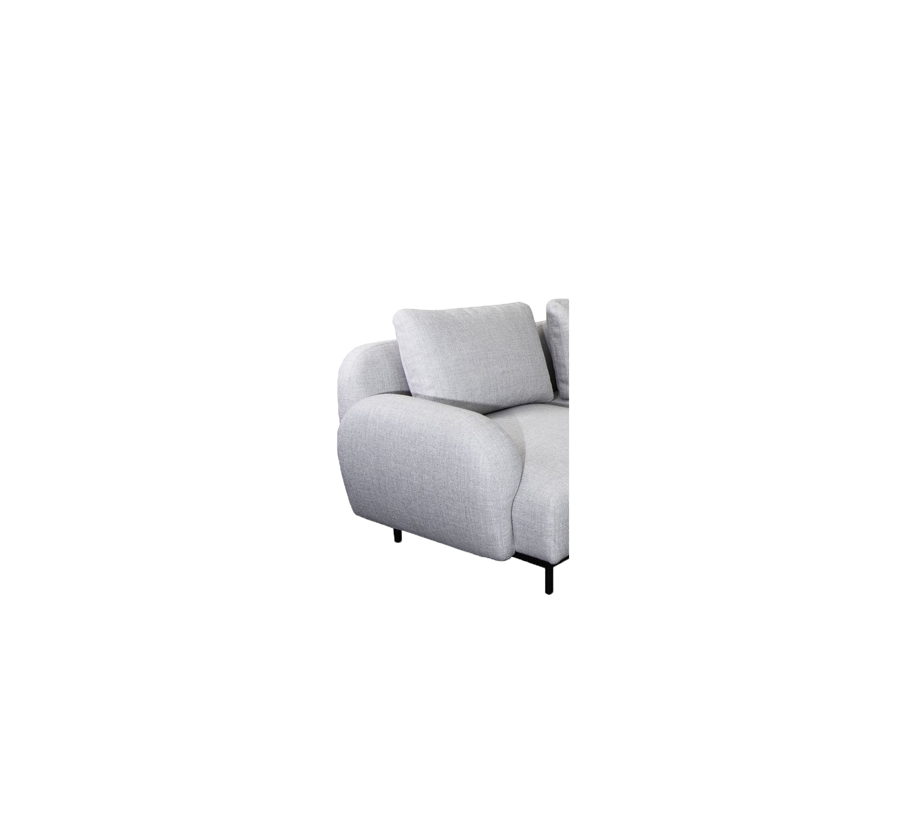 Lys grå sektionel sofa med bløde puder og buede armlæn, designet til komfort og stil.