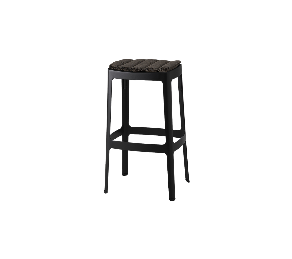 En slank sort barstol med en ribbet sæde og robuste ben, designet til komfort og stil. Ideel til moderne omgivelser.