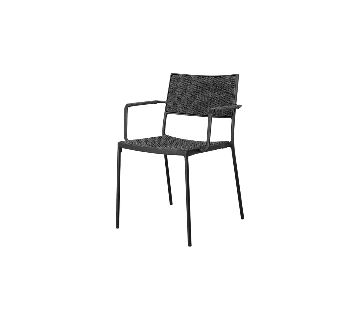 Sort vævet lænestol med et minimalistisk design, der har en robust ramme og behagelig sæde til uformelle eller formelle omgivelser.