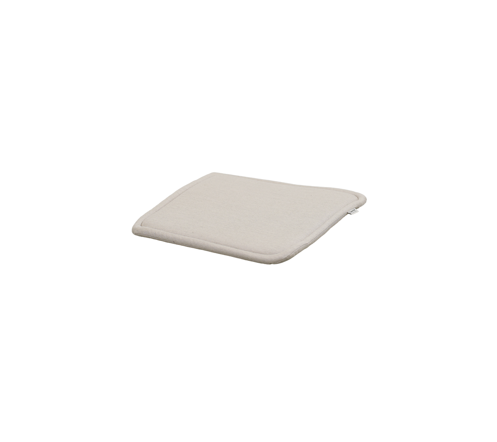 Firkantet sandpude med blød design.