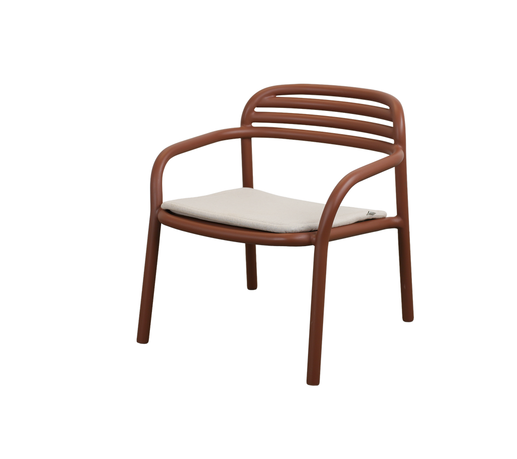 Moderne ørkenrød stol med en sandpude.