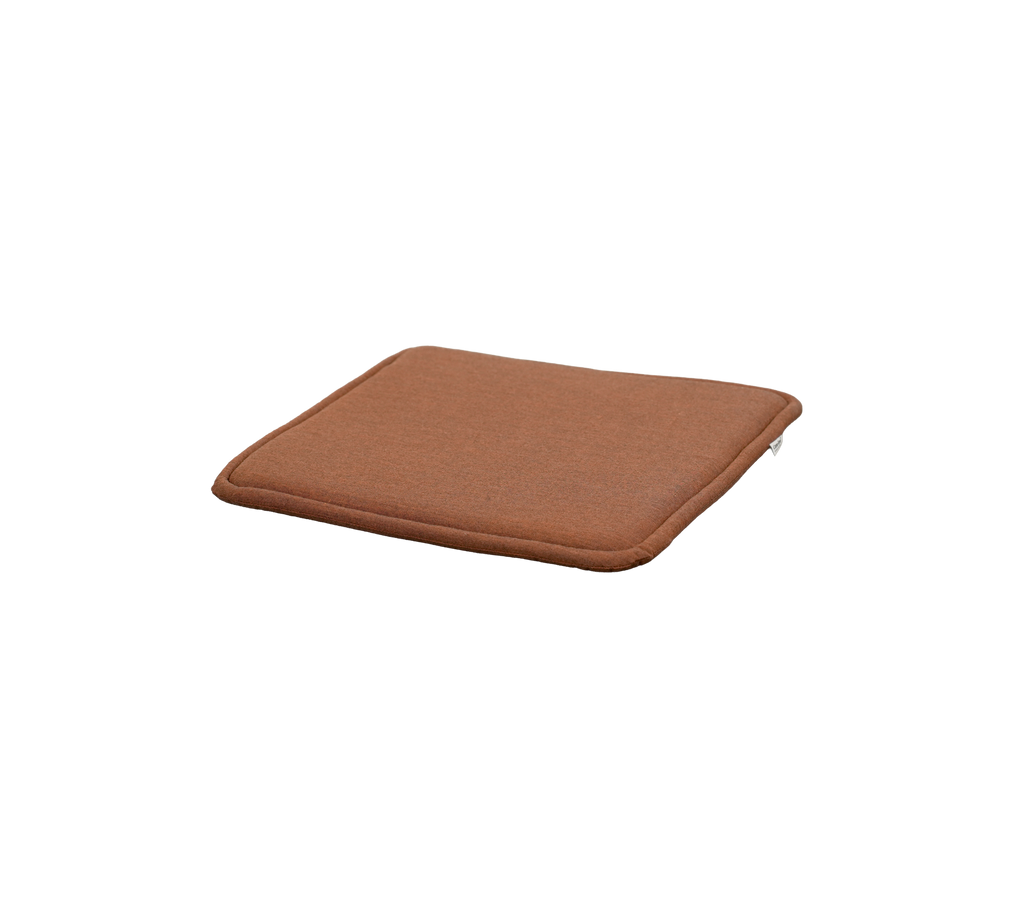 ørkenrød pude med firkantet form og subtil tykkelse.