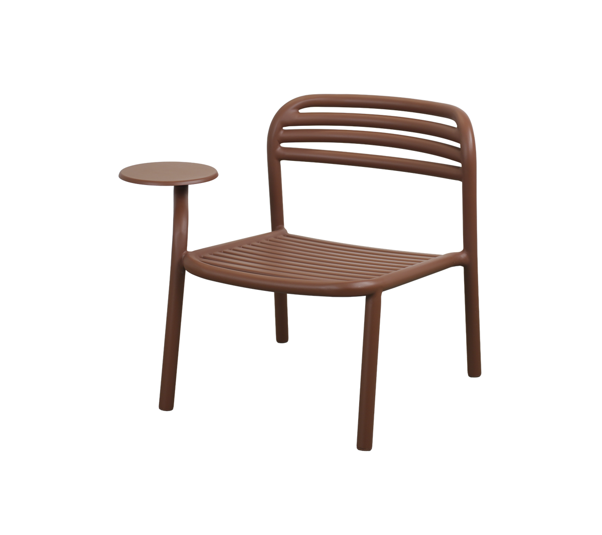 Ørkenrød stol med sidetabel i et moderne design.