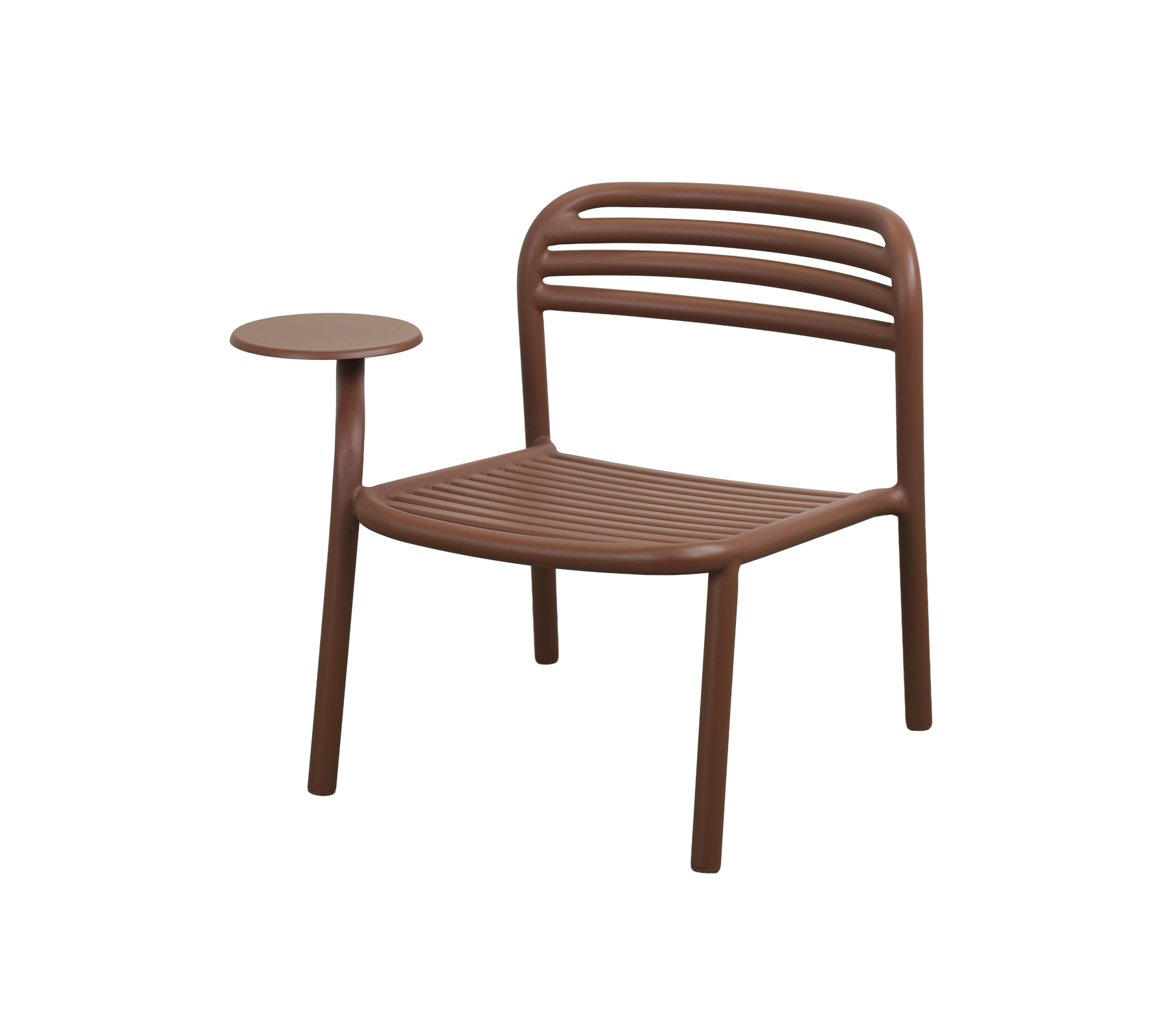Ørkenrød stol med sidetabel i et moderne design.