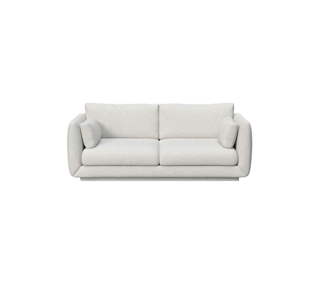 Lys grå moderne sofa med rene linjer og bløde puder.